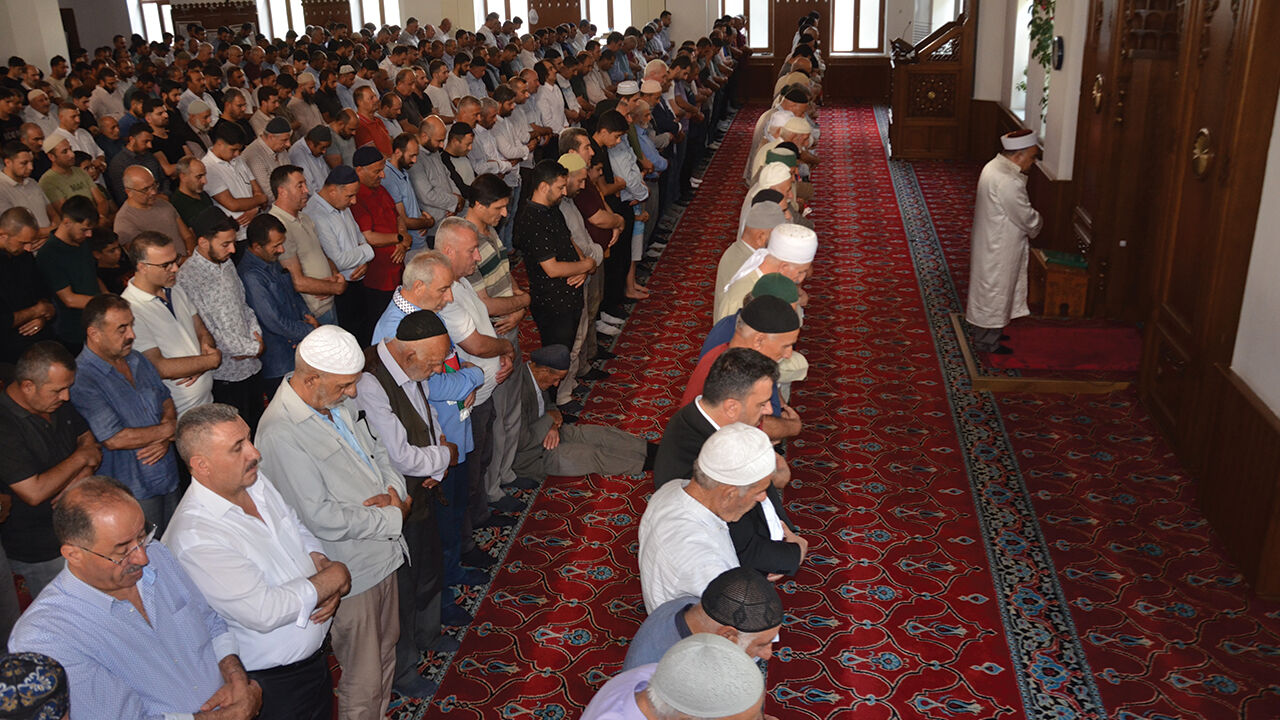Türkiye'de on binlerce vatandaş Haniye için sokağa döküldü! Gıyabi cenaze namazı kılındı Türkiye'de on binlerce vatandaş Haniye için sokağa döküldü! Gıyabi cenaze namazı kılındı - 1. Resim