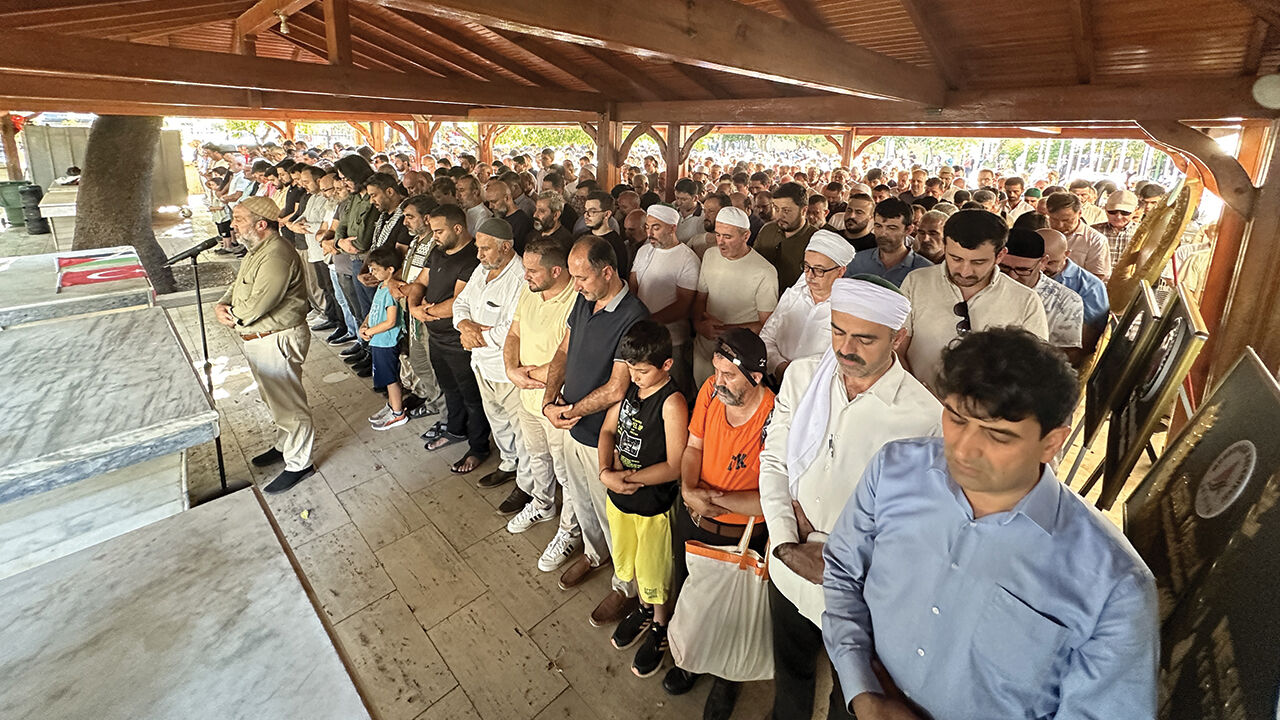 Türkiye'de on binlerce vatandaş Haniye için sokağa döküldü! Gıyabi cenaze namazı kılındı Türkiye'de on binlerce vatandaş Haniye için sokağa döküldü! Gıyabi cenaze namazı kılındı - 2. Resim