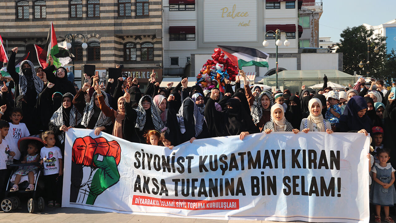 Türkiye'de on binlerce vatandaş Haniye için sokağa döküldü! Gıyabi cenaze namazı kılındı Türkiye'de on binlerce vatandaş Haniye için sokağa döküldü! Gıyabi cenaze namazı kılındı - 5. Resim