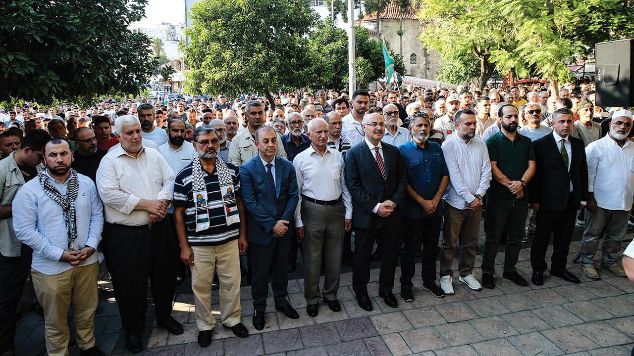 Türkiye'de on binlerce vatandaş Haniye için sokağa döküldü! Gıyabi cenaze namazı kılındı Türkiye'de on binlerce vatandaş Haniye için sokağa döküldü! Gıyabi cenaze namazı kılındı - 4. Resim