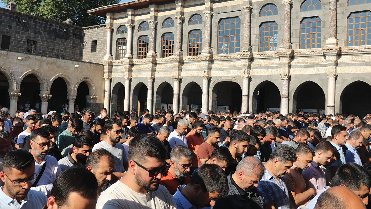 Türkiye'de on binlerce vatandaş Haniye için sokağa döküldü! Gıyabi cenaze namazı kılındı Türkiye'de on binlerce vatandaş Haniye için sokağa döküldü! Gıyabi cenaze namazı kılındı - 3. Resim
