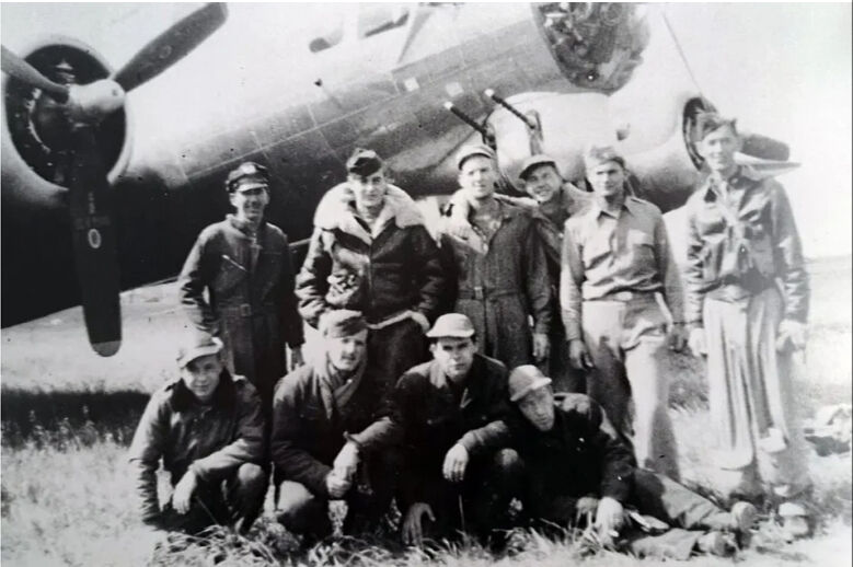 80 yıl sonra asker künyesi bulundu! Kayıp pilotun izini arkeologlar keşfetti 80 yıl sonra asker künyesi bulundu! Kayıp pilotun izini arkeologlar keşfetti - 1. Resim