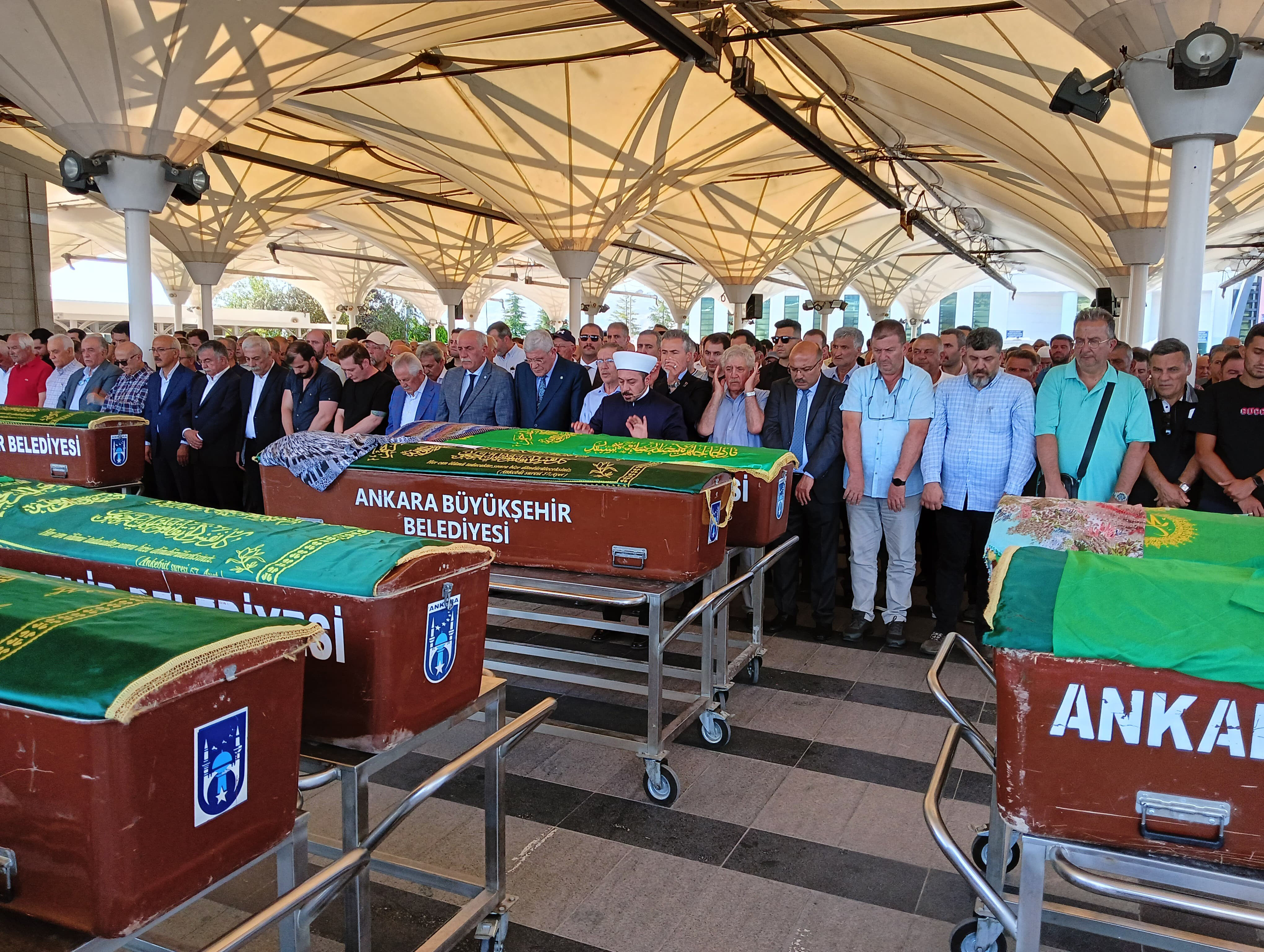 Abdüllatif Şener'in oğlu Bedirhan Şener'in öldürdüğü anneannesi defnedildi - 1. Resim