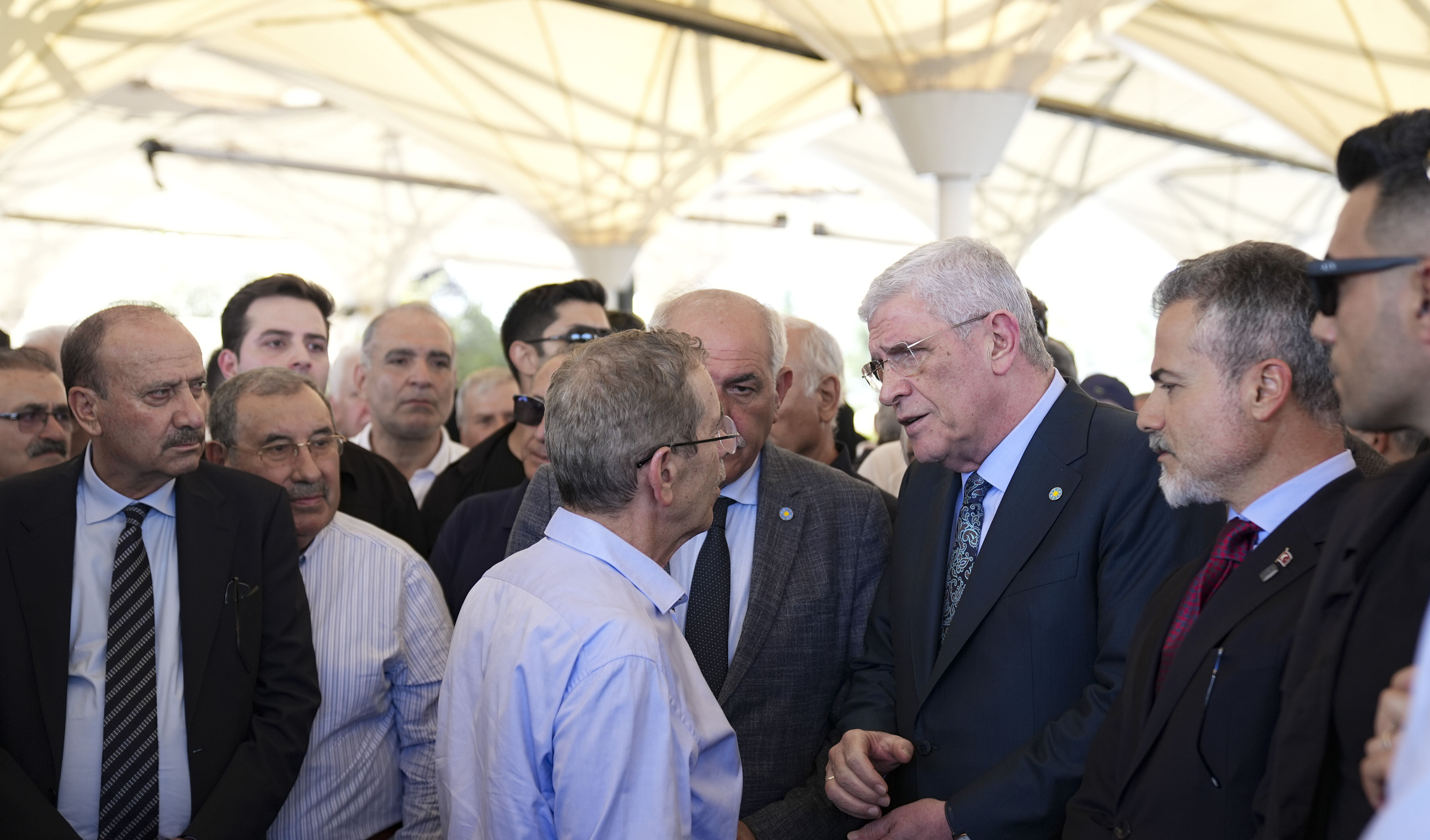 Abdüllatif Şener'in oğlu Bedirhan Şener'in öldürdüğü anneannesi defnedildi - 1. Resim