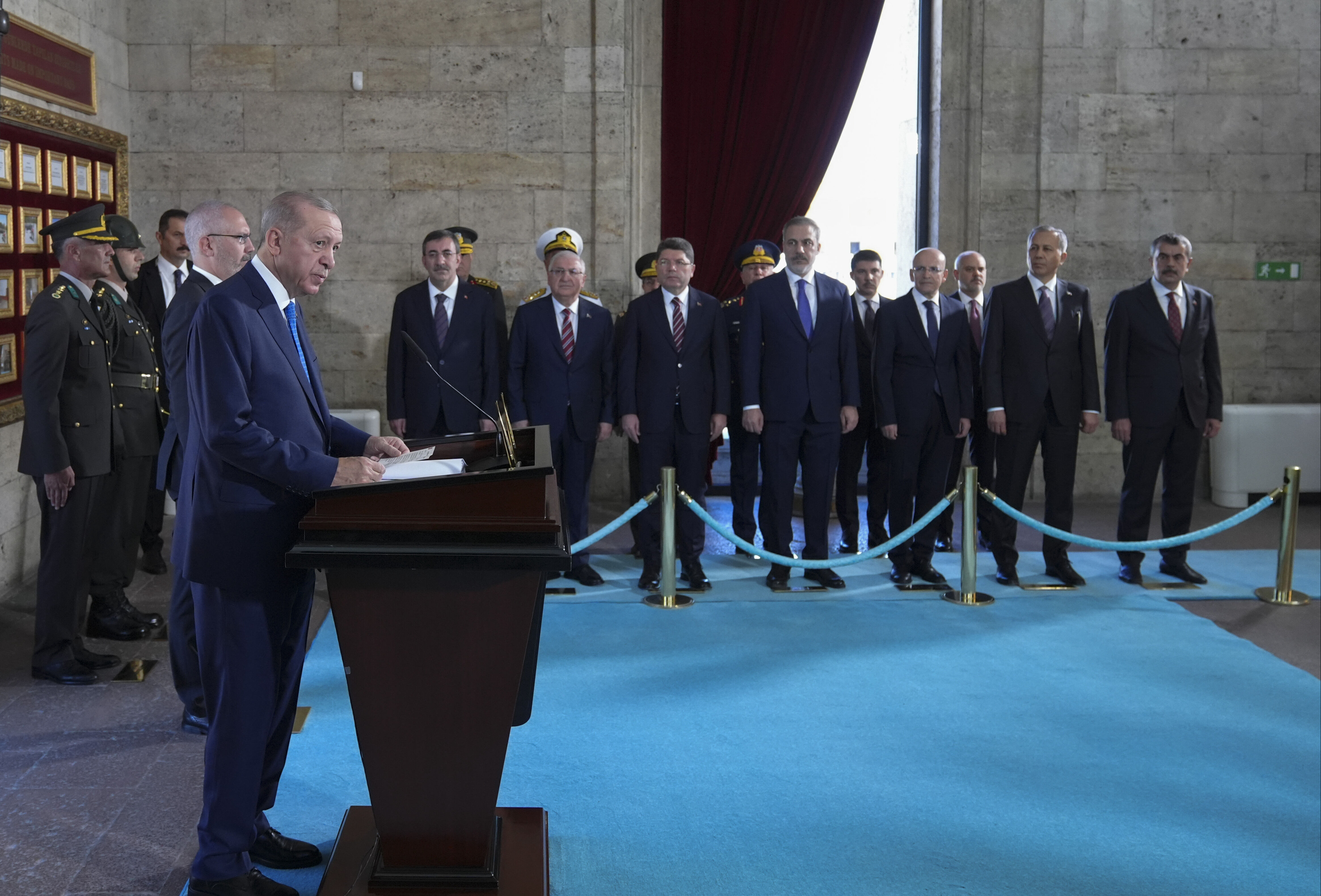 Erdoğan ve YAŞ üyeleri Anıtkabir'de: Heniyye mesajı dikkat çekti Erdoğan ve YAŞ üyeleri Anıtkabir'de: Heniyye mesajı dikkat çekti - 1. Resim