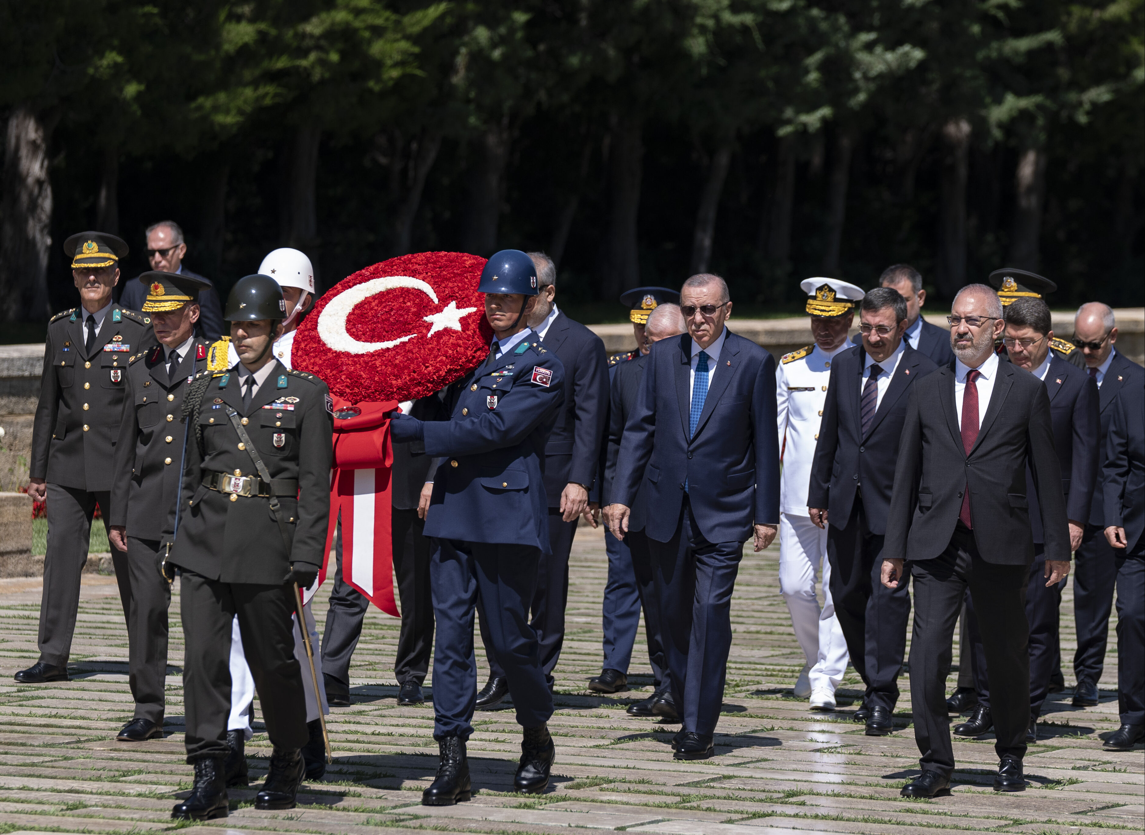Erdoğan ve YAŞ üyeleri Anıtkabir'de: Heniyye mesajı dikkat çekti Erdoğan ve YAŞ üyeleri Anıtkabir'de: Heniyye mesajı dikkat çekti - 3. Resim
