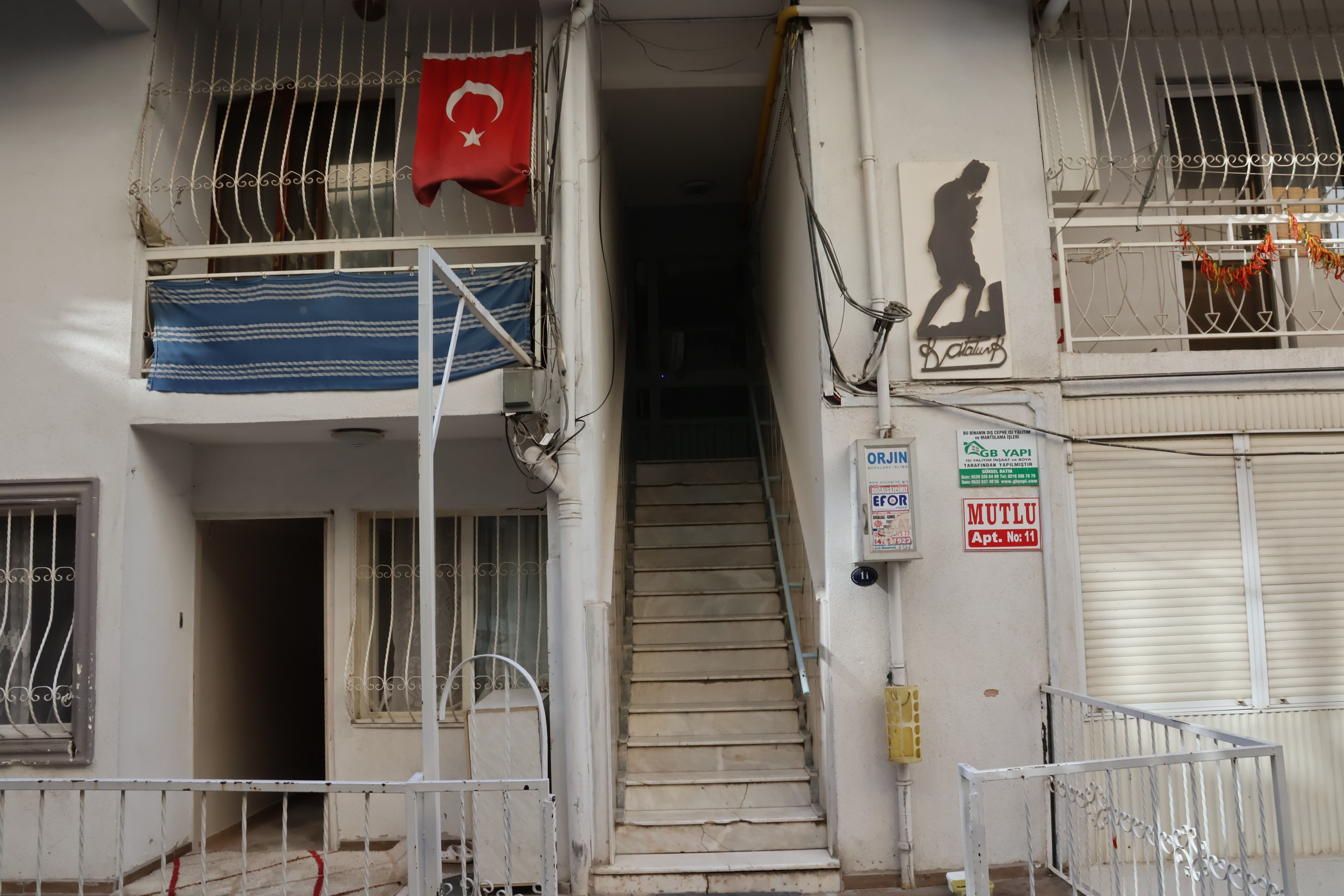 İzmir'de kiracıları Arzu'ya yapmadığı kalmayan firari anne oğul yakalandı İzmir'de kiracıları Arzu'ya yapmadığı kalmayan firari anne oğul yakalandı - 1. Resim