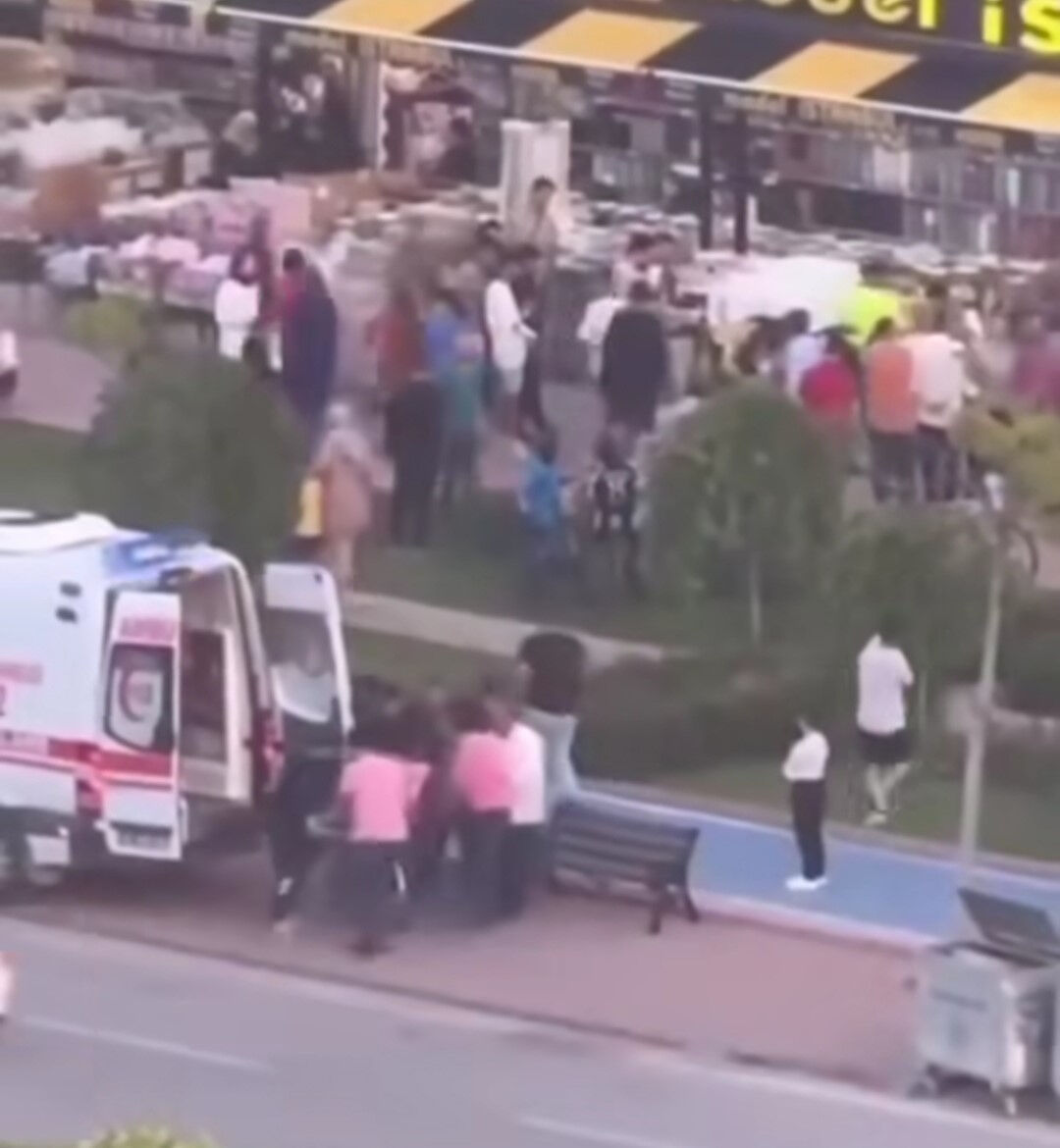 Konya'da intihar eden şahıs üzerine düştüğü kişiyi ağır yaraladı Konya'da intihar eden şahıs üzerine düştüğü kişiyi ağır yaraladı - 1. Resim