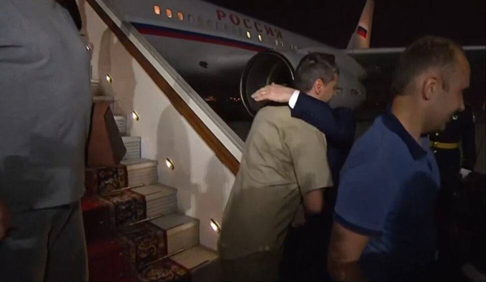 Rusya Devlet Başkanı Putin serbest bırakılan rehineleri Moskova'da kırmızı halıda karşıladı Rusya Devlet Başkanı Putin serbest bırakılan rehineleri Moskova'da kırmızı halıda karşıladı - 1. Resim
