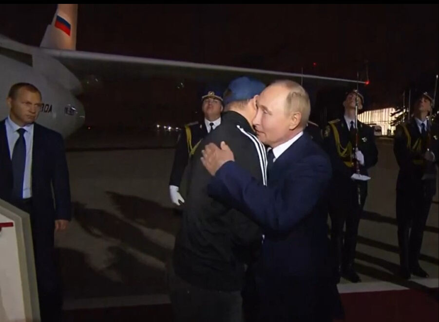 Rusya Devlet Başkanı Putin serbest bırakılan rehineleri Moskova'da kırmızı halıda karşıladı Rusya Devlet Başkanı Putin serbest bırakılan rehineleri Moskova'da kırmızı halıda karşıladı - 4. Resim