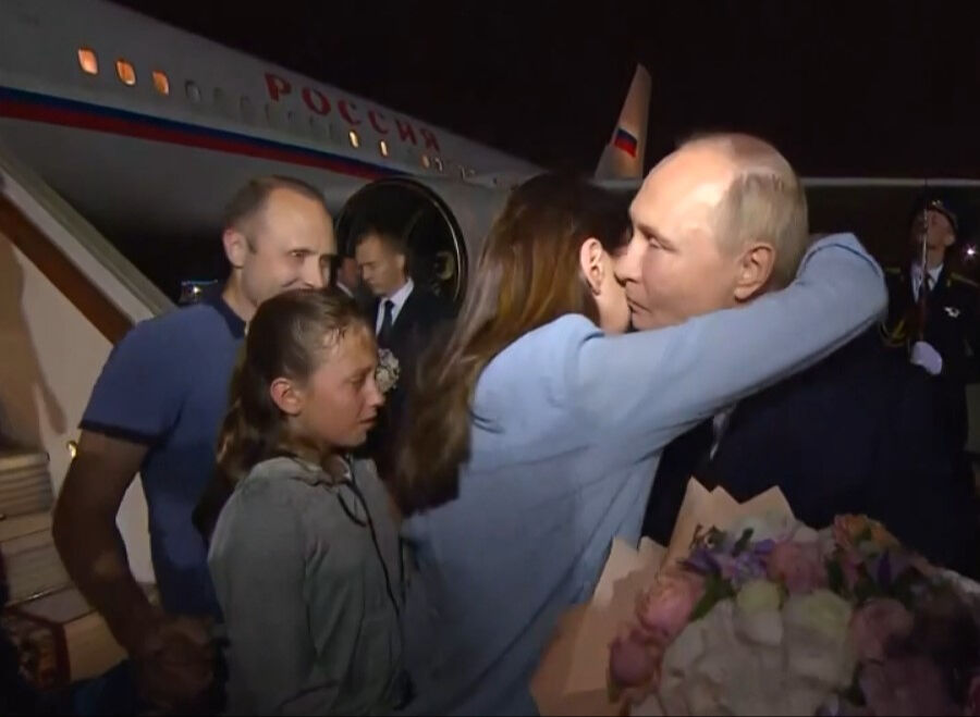Rusya Devlet Başkanı Putin serbest bırakılan rehineleri Moskova'da kırmızı halıda karşıladı Rusya Devlet Başkanı Putin serbest bırakılan rehineleri Moskova'da kırmızı halıda karşıladı - 3. Resim