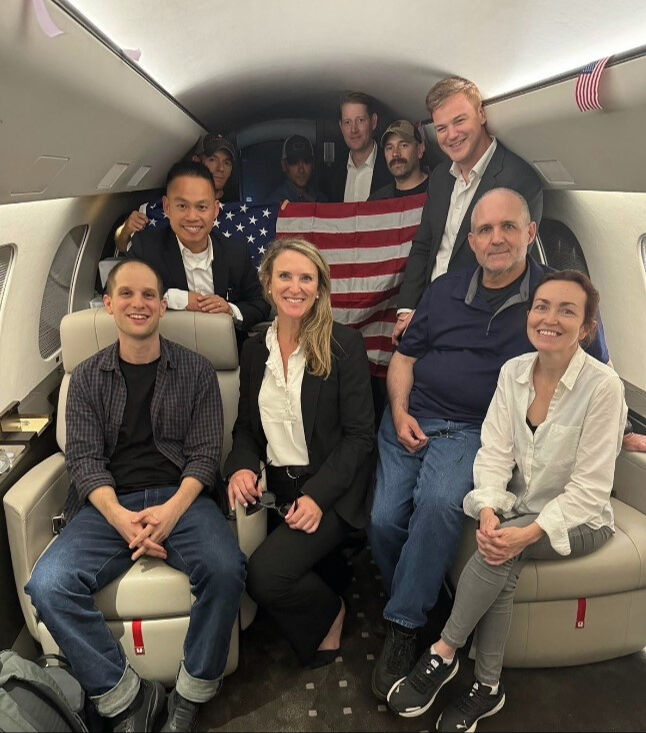 Rusya'nın Türkiye'nin aracılığıyla serbest bıraktığı Amerikalı rehineler fotoğraf paylaştı - 2. Resim