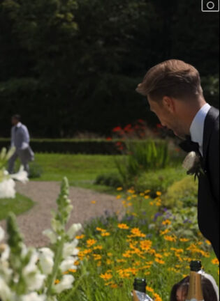 Şarkıcı Karsu Dönmez'in düğünde korkutan kaza! Gelinliğinin azizliğine uğradı - 1. Resim