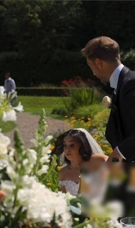 Şarkıcı Karsu Dönmez'in düğünde korkutan kaza! Gelinliğinin azizliğine uğradı - 2. Resim