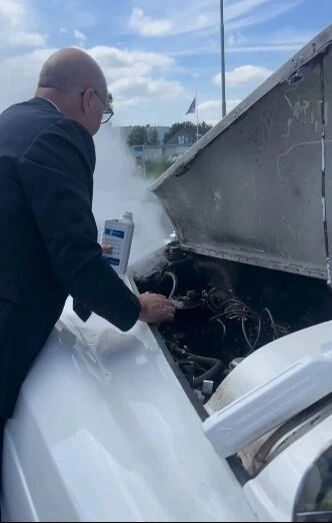 Şarkıcı Karsu Dönmez'in düğünde korkutan kaza! Gelinliğinin azizliğine uğradı - 3. Resim