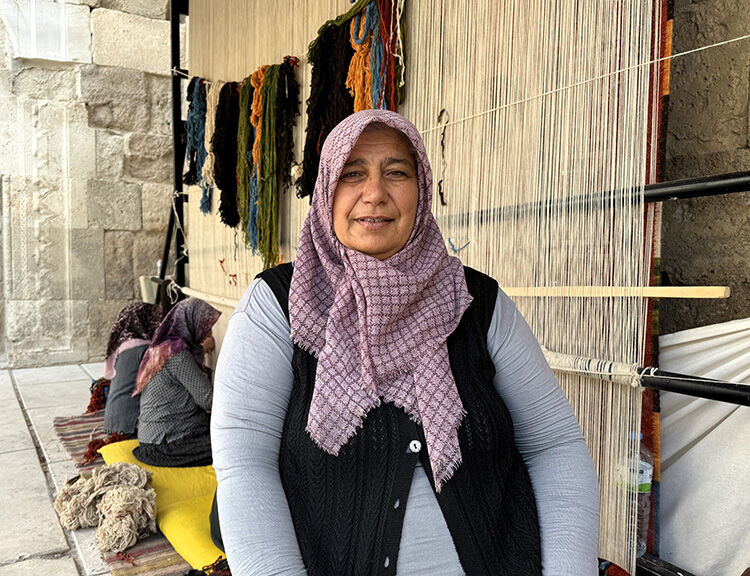 Asırları aşan Selçuklu halıları onların elinden çıkıyor! Aksaraylı Adalet Sarı Sultanhanı'nda 47 yıldır ilmek ilmek dokuyor Asırları aşan Selçuklu halıları onun elinden çıkıyor! Aksaraylı Adalet Sarı Sultanhanı'nda 47 yıldır ilmek ilmek dokuyor - 2. Resim
