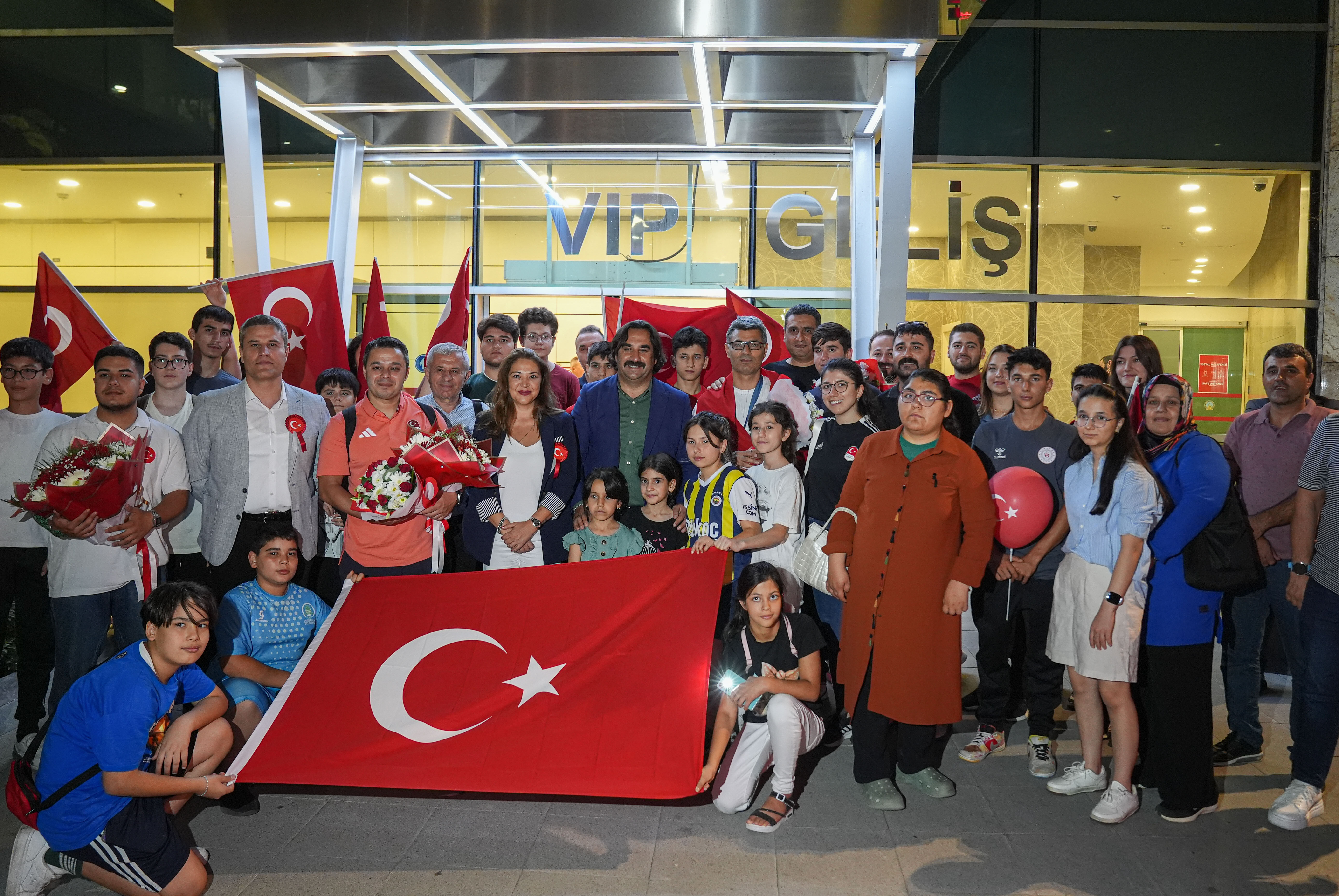 Dünyanın konuştuğu milli atıcı Yusuf Dikeç'e Ankara'da coşkulu karşılama Dünyanın konuştuğu milli atıcı Yusuf Dikeç'e Ankara'da coşkulu karşılama - 2. Resim