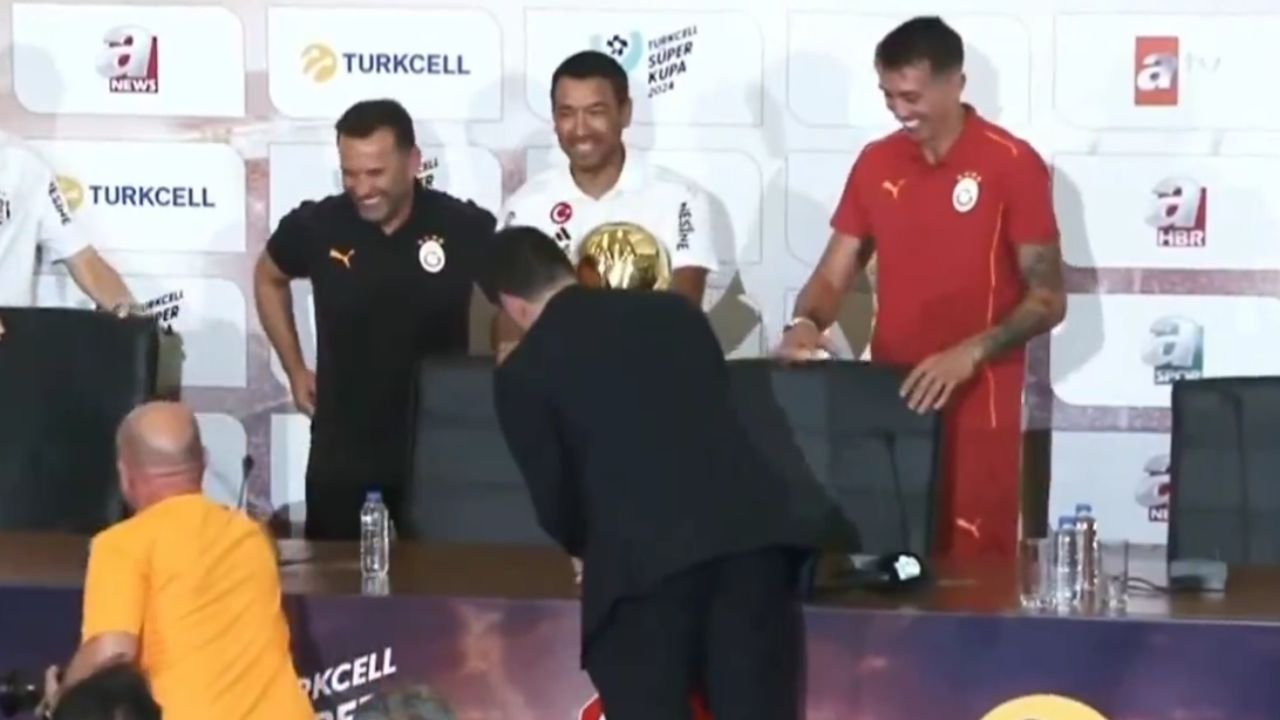 Giovanni van Bronckhorst'un sandalye şakası Muslera ve Okan Buruk'a kahkaha attırdı Giovanni van Bronckhorst'un sandalye şakası Muslera ve Okan Buruk'a kahkaha attırdı