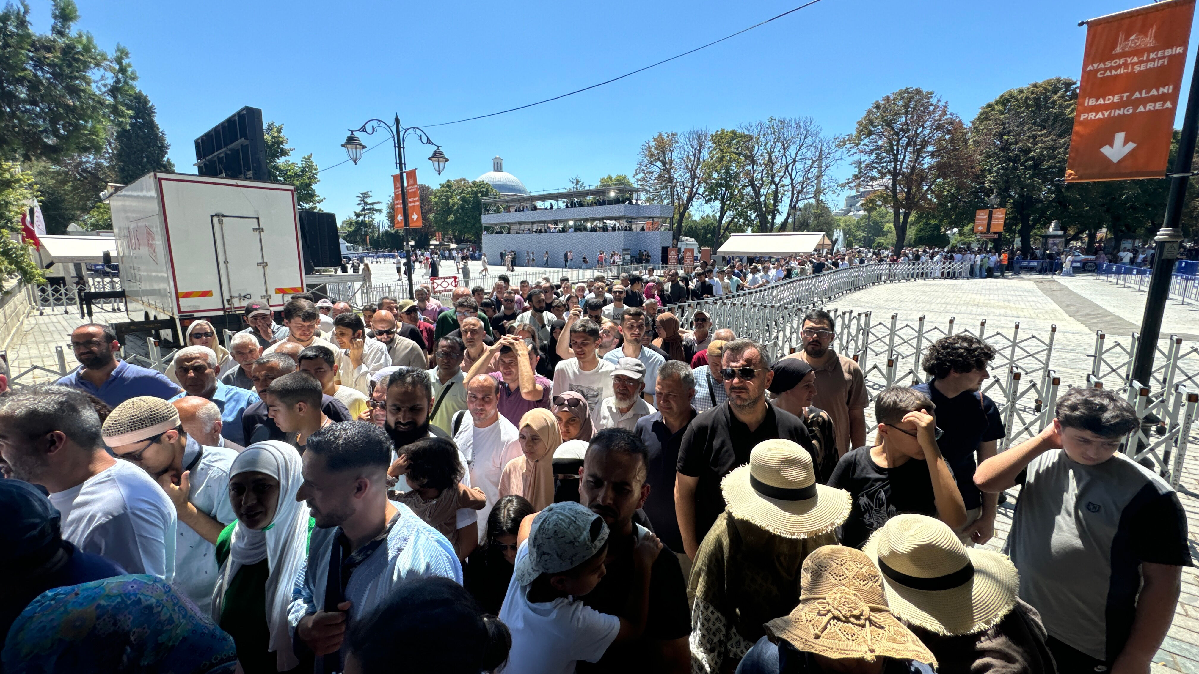 İsmail Heniyye için 81 ilde gıyabi cenaze namazı! İstanbul'da vatandaşlar Ayasofya'ya akın etti - 2. Resim