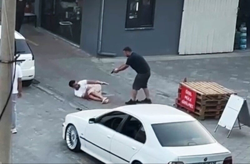 Muğla'da korku dolu anlar! Sokak ortasında kardeşini silahla vurdu Muğla'da korku dolu anlar! Sokak ortasında kardeşini silahla vurdu - 1. Resim