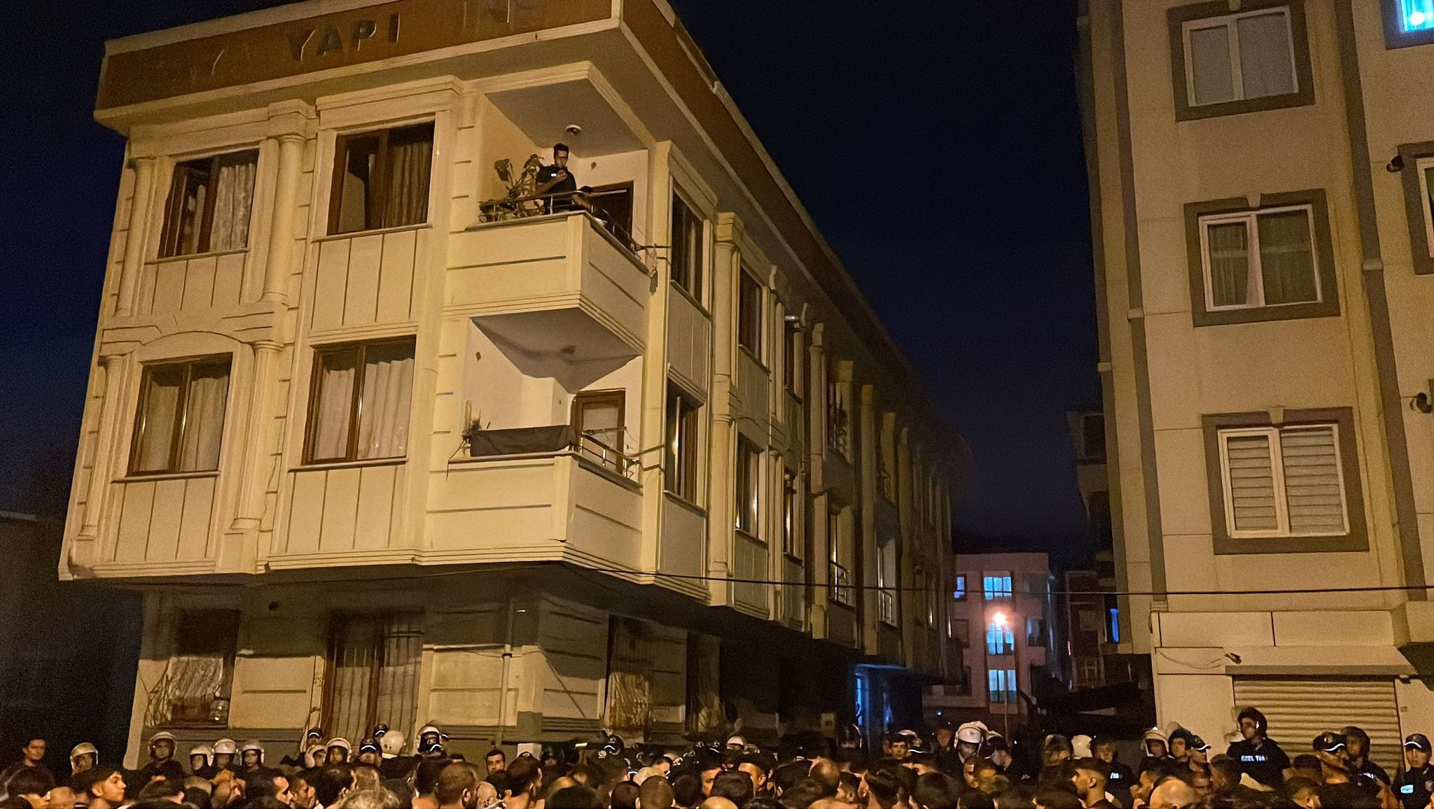 Ortalığı karıştıran taciz iddiası! Mahalleli linç etti, polis zırhlı araçla gözaltına aldı Ortalığı karıştıran taciz iddiası! Mahalleli linç etti, polis zırhlı araçla gözaltına aldı - 1. Resim