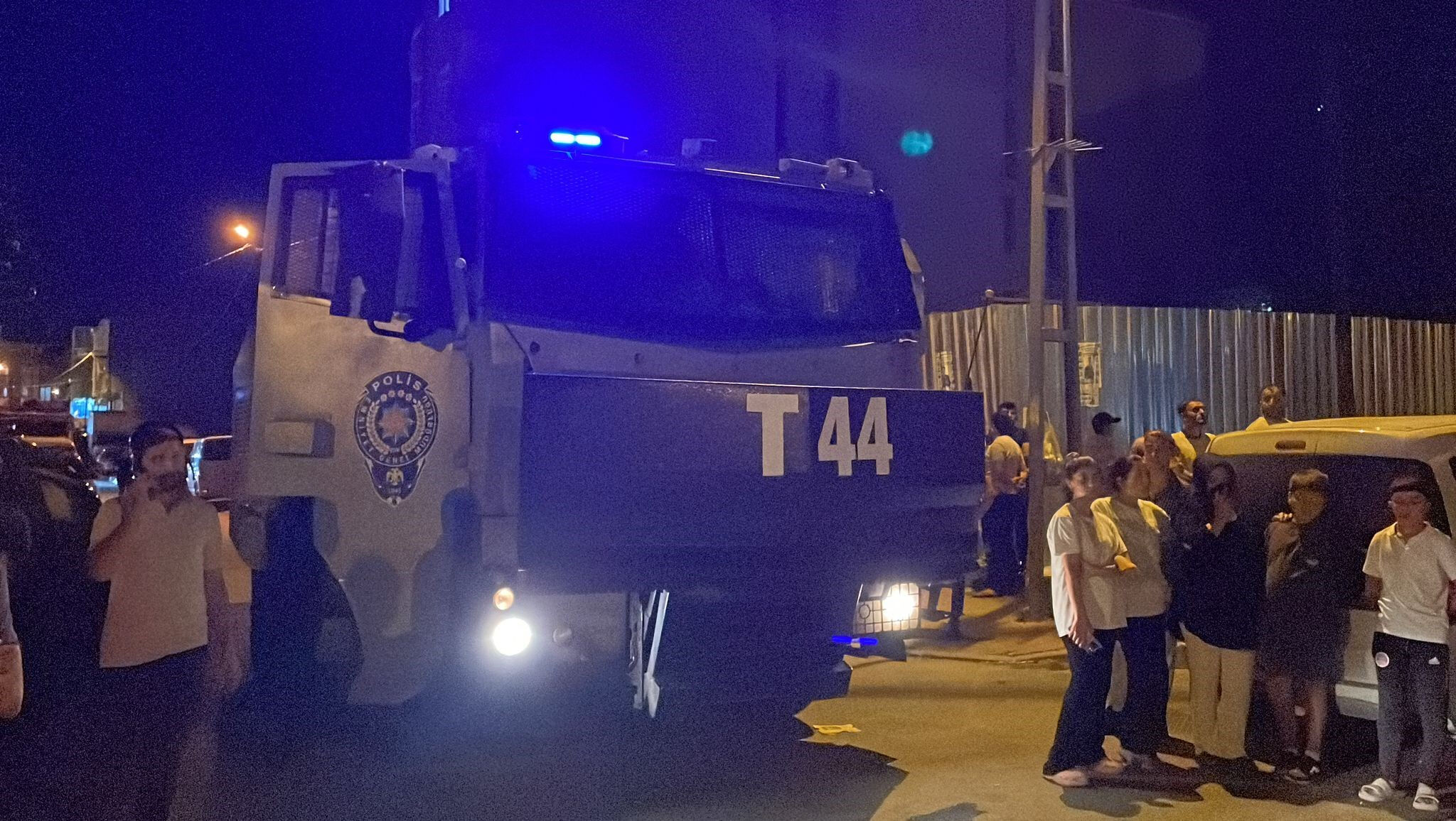 Ortalığı karıştıran taciz iddiası! Mahalleli linç etti, polis zırhlı araçla gözaltına aldı Ortalığı karıştıran taciz iddiası! Mahalleli linç etti, polis zırhlı araçla gözaltına aldı - 2. Resim