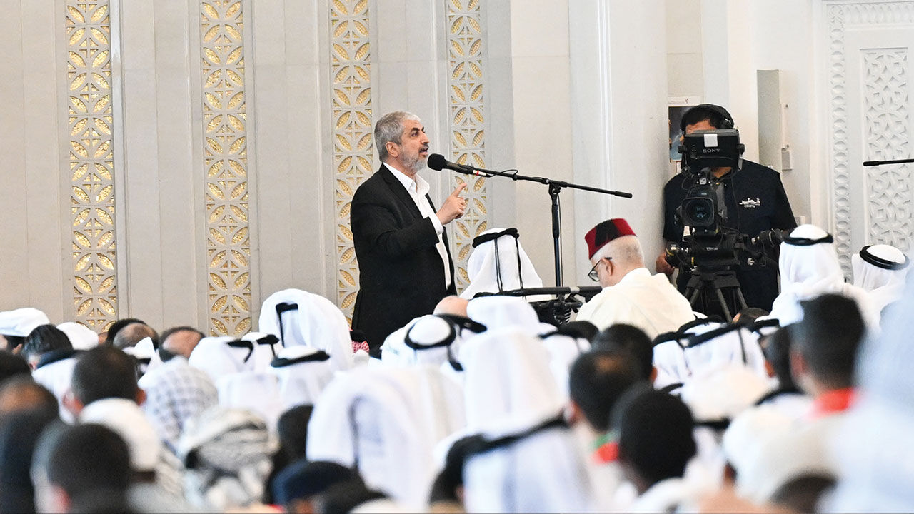 Hamas Başkan Vekili Halid Meşal'dan, Heniyye'nin cenaze töreninde sert tepki: Büyük zannettiğimiz ülkelerin öyle olmadığını gördük - 1. Resim