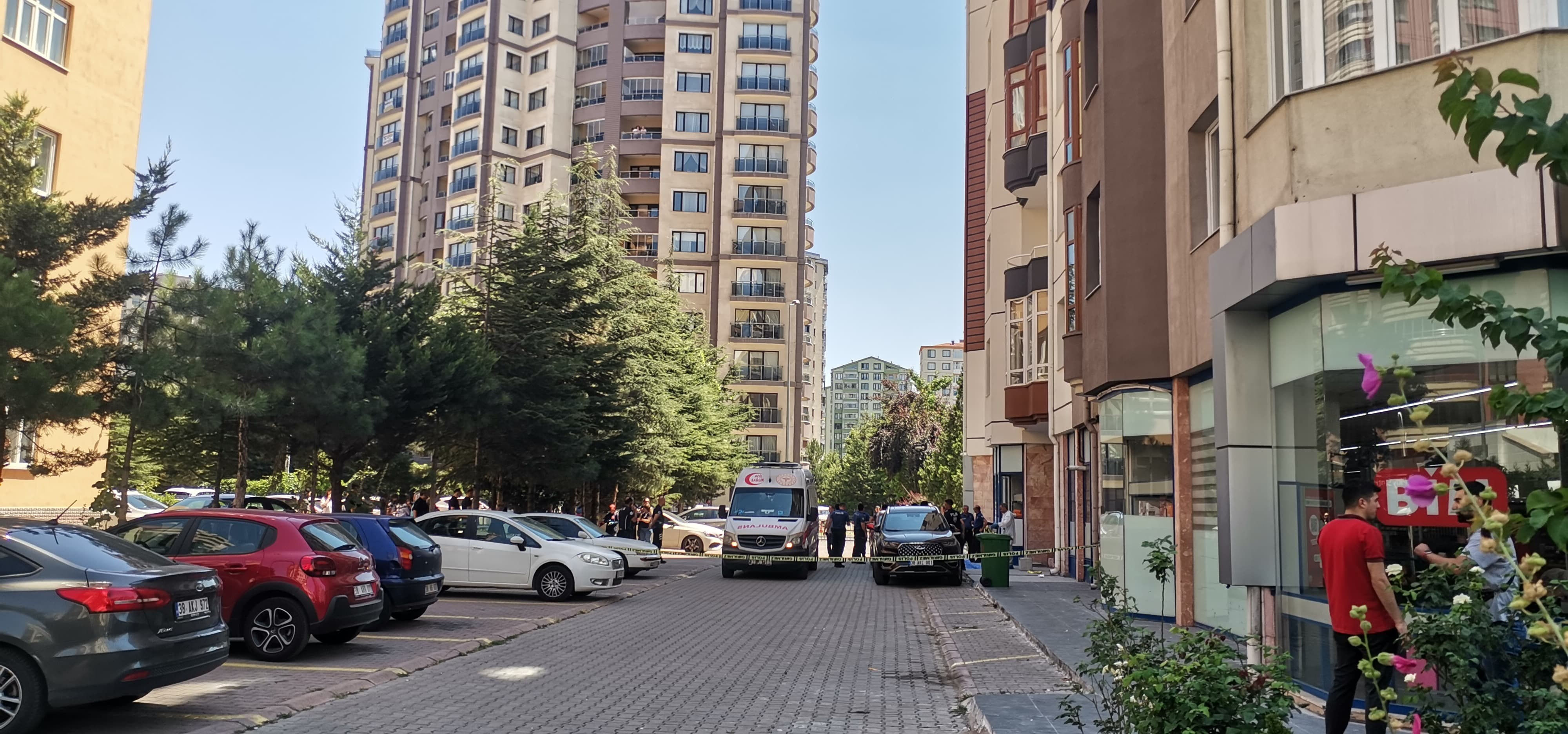 Kayseri'de bir kişi 11. kattan düşerek hayatını kaybetti! Yakınları sinir krizi geçirdi - 2. Resim