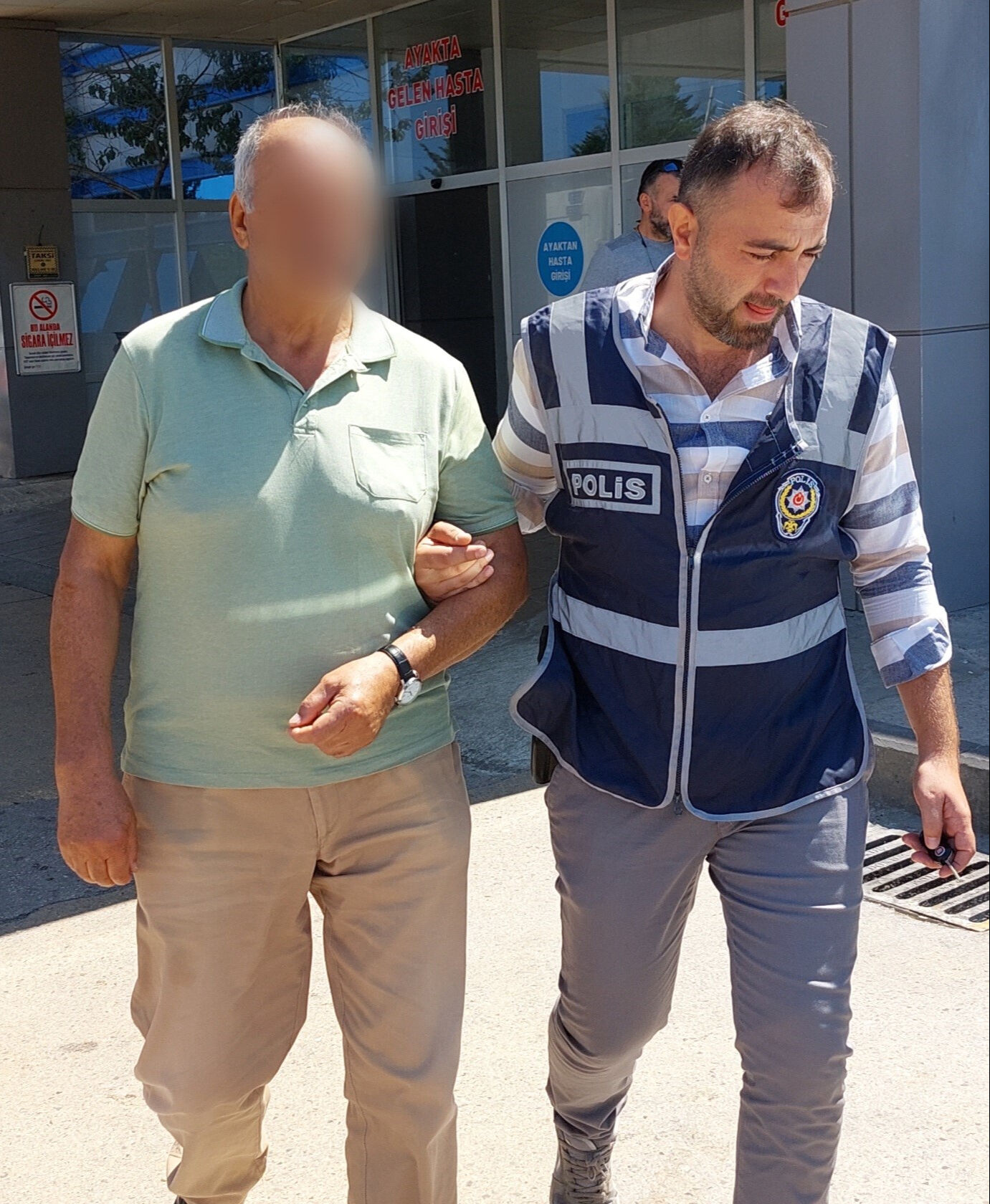 71 yaşındaki adam dehşet saçtı! Balkondaki eşine baktığı için 1 kişiyi bıçakladı 71 yaşındaki adam dehşet saçtı! Balkondaki eşine baktığı için 1 kişiyi bıçakladı - 1. Resim