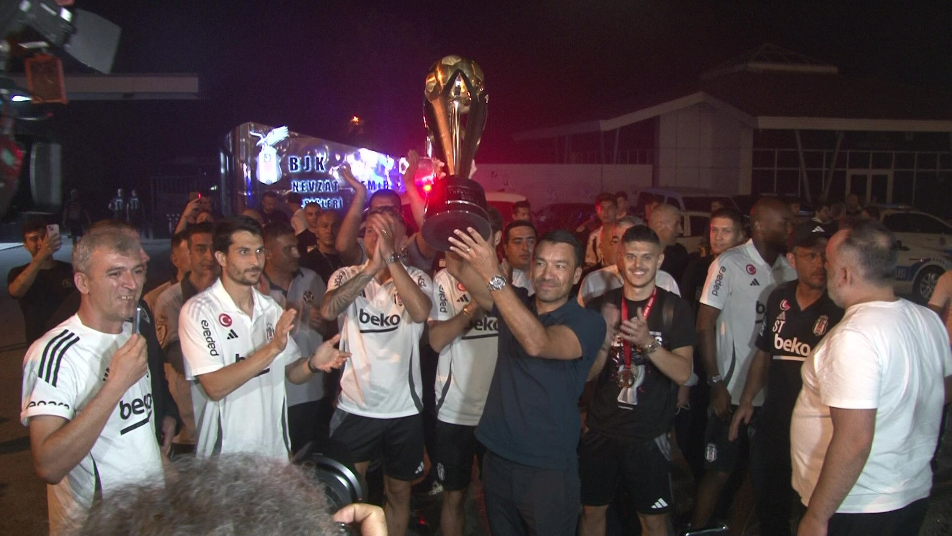 Beşiktaş, Süper Kupa zaferini taraftarıyla birlikte kutladı Beşiktaş, tarihi Süper Kupa zaferini taraftarıyla birlikte kutladı - 1. Resim