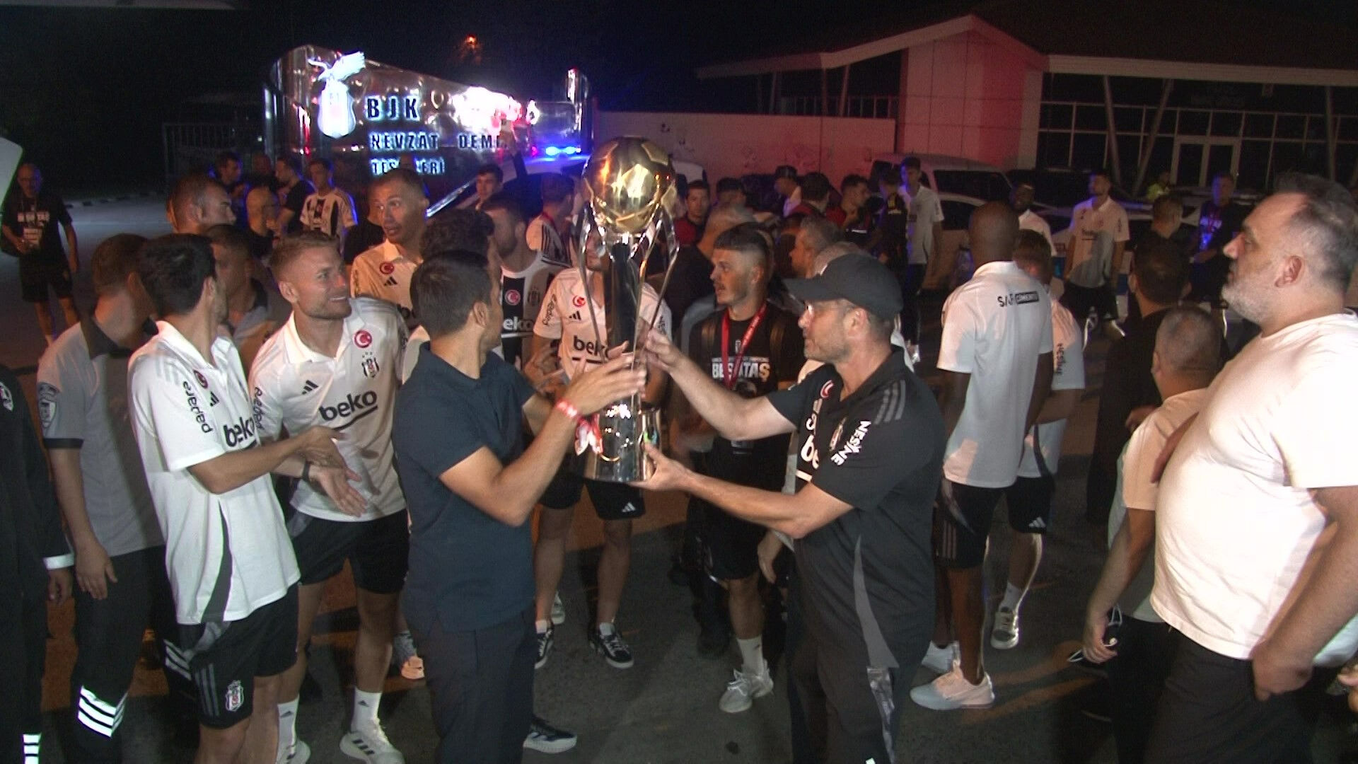 Beşiktaş, Süper Kupa zaferini taraftarıyla birlikte kutladı Beşiktaş, tarihi Süper Kupa zaferini taraftarıyla birlikte kutladı - 2. Resim