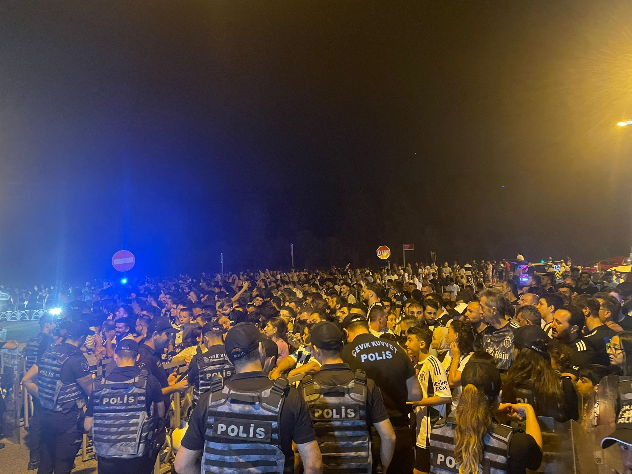 Beşiktaş, Süper Kupa zaferini taraftarıyla birlikte kutladı Beşiktaş, tarihi Süper Kupa zaferini taraftarıyla birlikte kutladı - 4. Resim