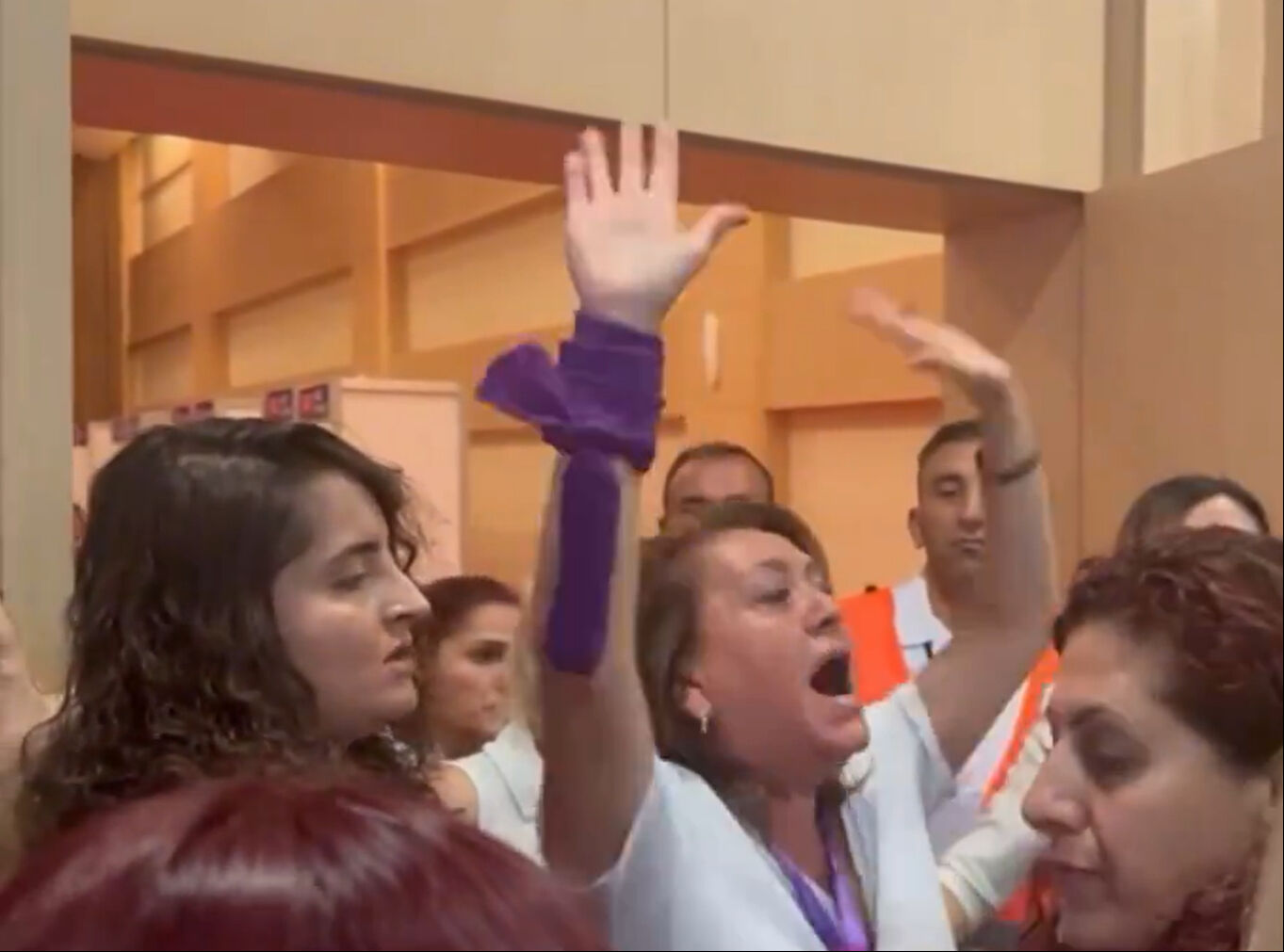 CHP kadın kolları başkanlığı seçiminde gerginlik! Delegelerin sırası krize neden oldu - 1. Resim