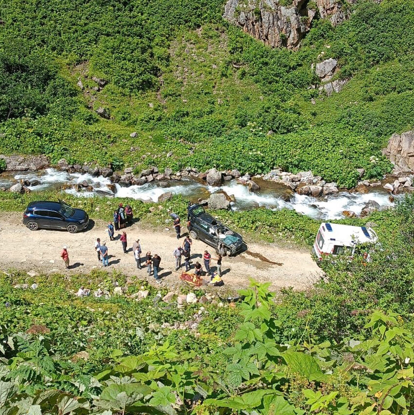 Cip uçurumdan aşağı uçtu, 2 kişi hayatını kaybetti - 1. Resim