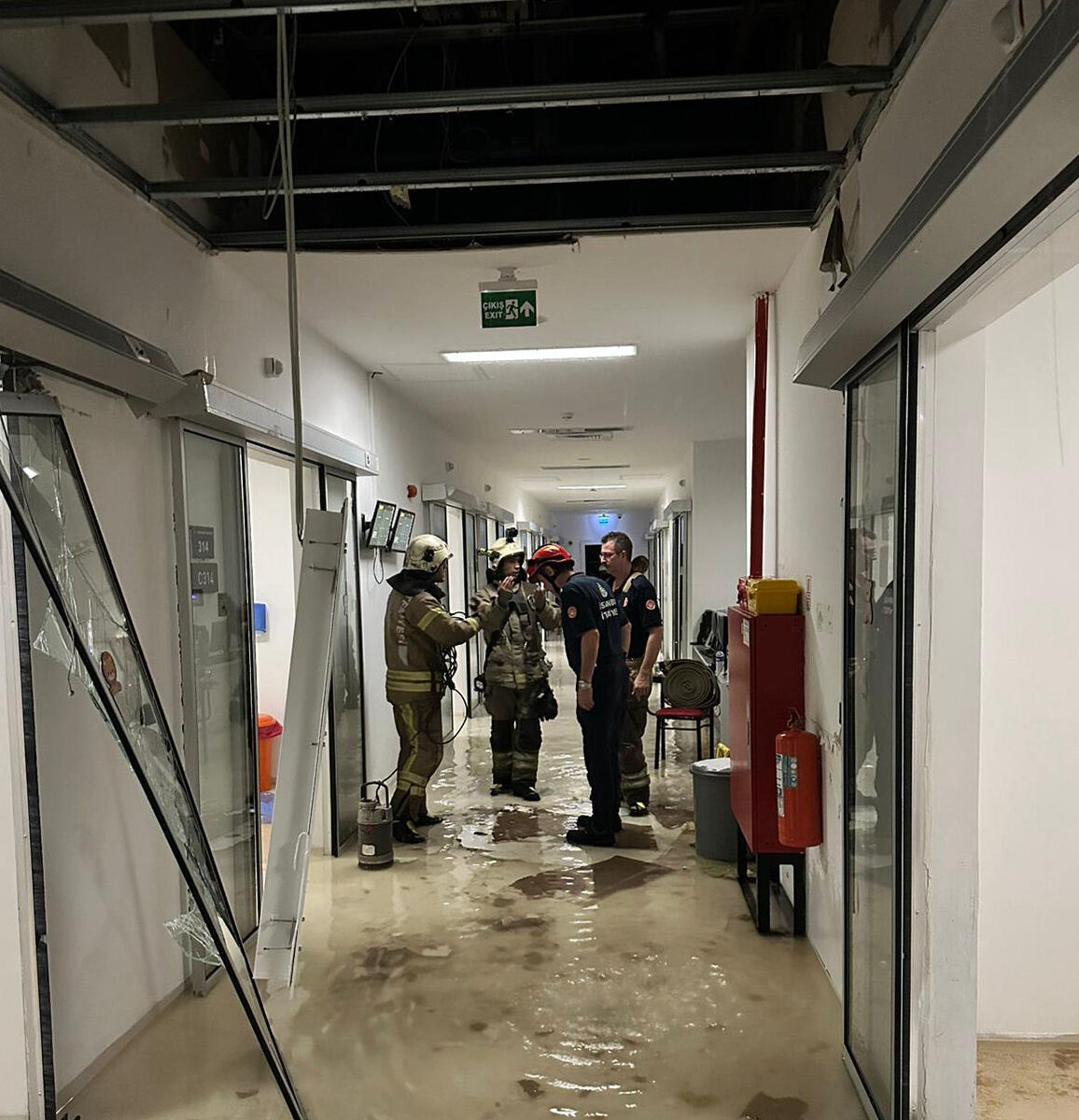 Hastanenin yeni doğan ünitesinde tavan çöktü - 1. Resim