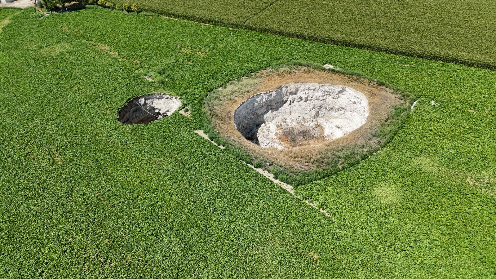 Konya'da aynı tarlada ikince obruk oluştu! &Ccedil;ift&ccedil;i o anları 'Korkutucu ve &uuml;rpertici' diyerek anlattı - 2. Resim