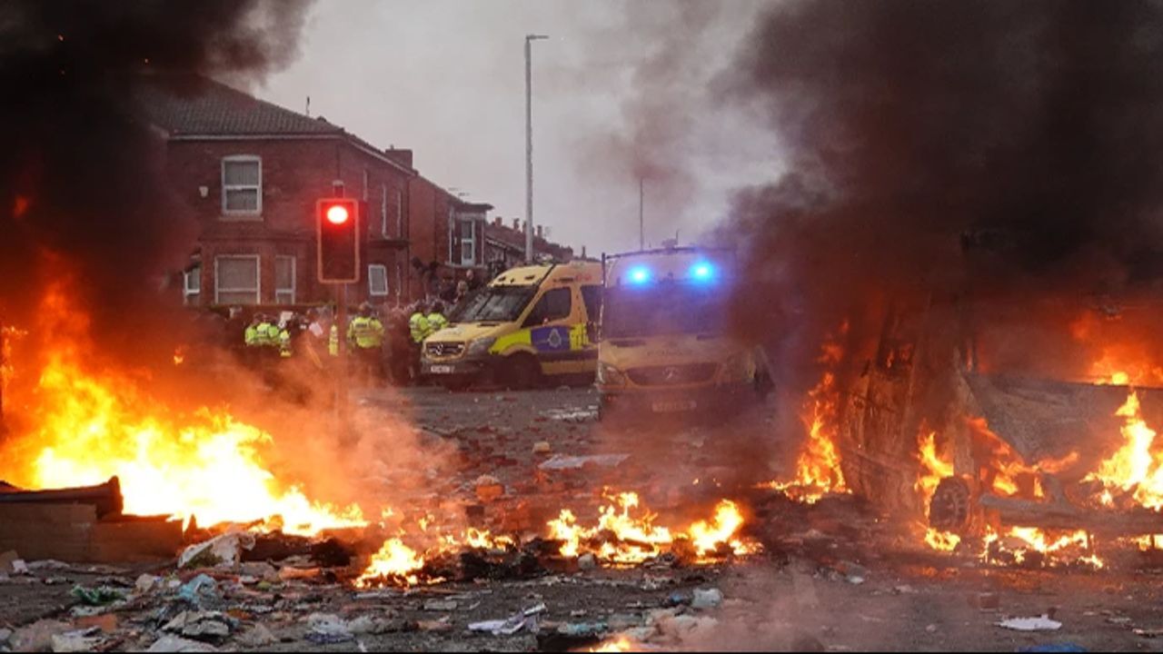  -Sokakları ateşe verildi, yağmalar başladı