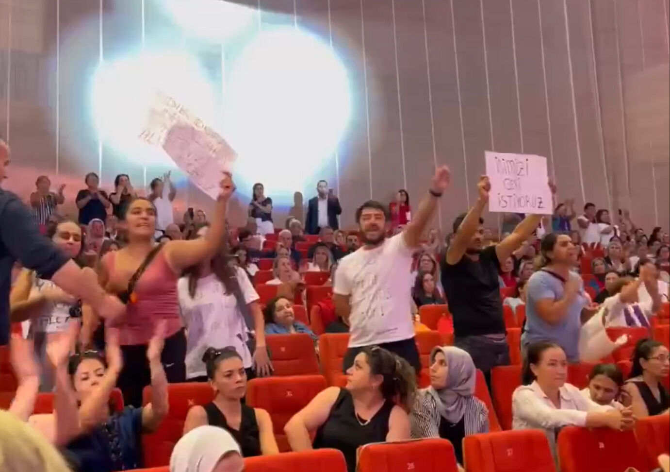 Özgür Özel atılan sloganı duyunca çılgına döndü - 1. Resim