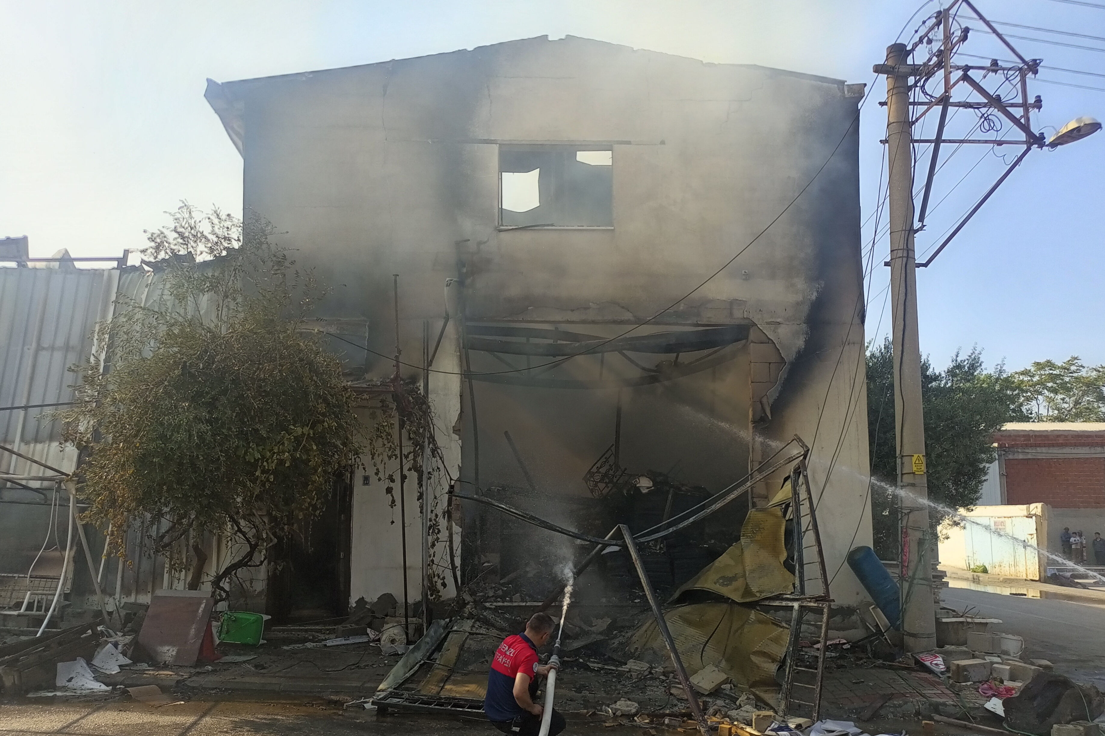 Şarjda bırakılan telefon, ambalaj fabrikasını küle çevirdi Şarjda bırakılan telefon, ambalaj fabrikasını küle çevirdi - 1. Resim