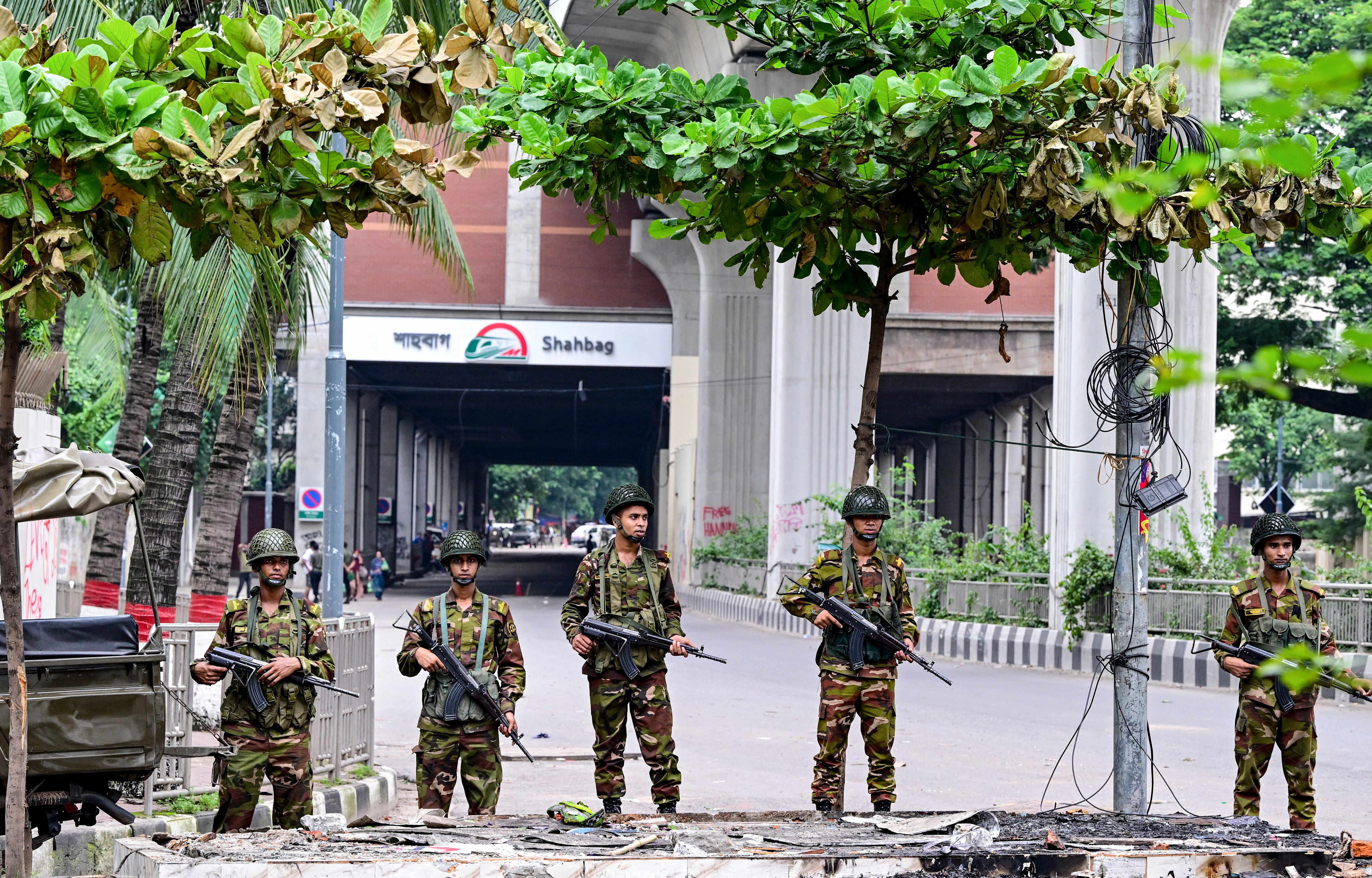 Bangladeş'te darbe! 200'den fazla ölü var! Göstericiler binayı bastı, Başbakan Hasina helikopterle kaçtı 200'den fazla ölü var! Sokakların karıştığı ülkede göstericiler başbakanlık konutunu bastı - 3. Resim