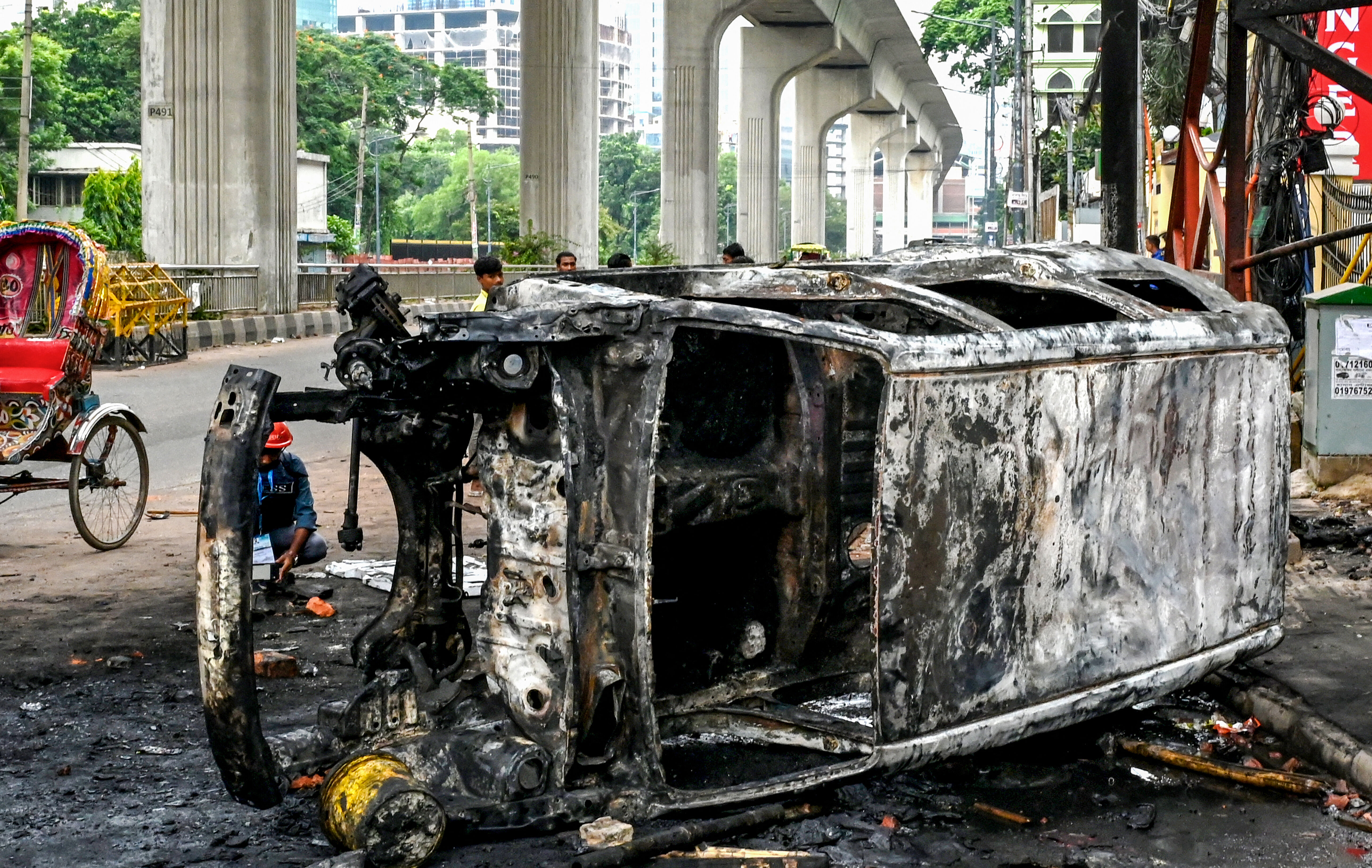 Bangladeş'te darbe! 200'den fazla ölü var! Göstericiler binayı bastı, Başbakan Hasina helikopterle kaçtı 200'den fazla ölü var! Sokakların karıştığı ülkede göstericiler başbakanlık konutunu bastı - 1. Resim