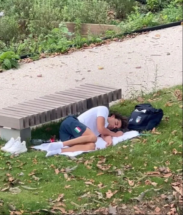 Altın madalyalı yüzücü Thomas Ceccon parkta uyudu! Paris'te sorunlar bitmiyor - 2. Resim