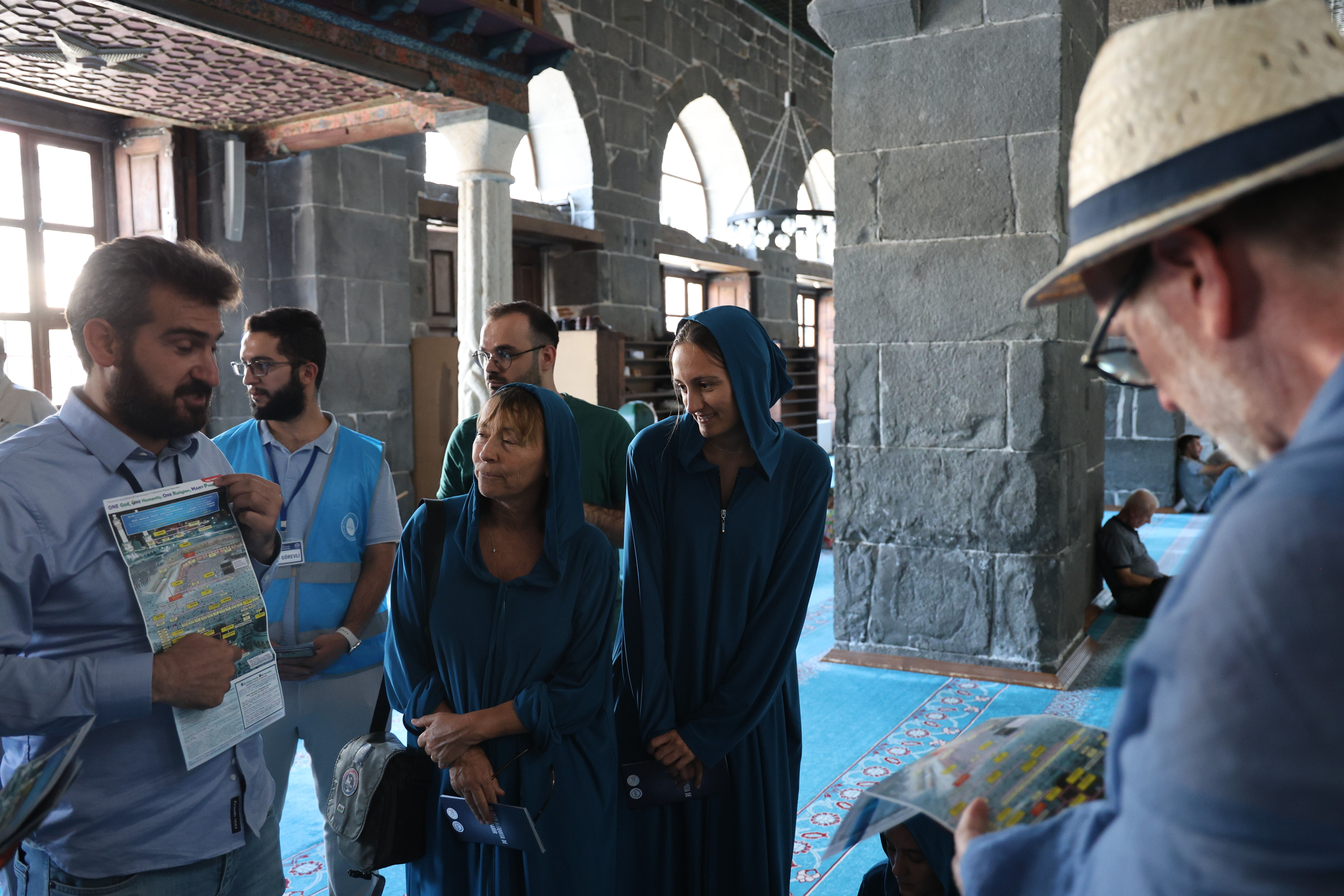 Diyarbakır'da 6 dilde İslam'ı anlatan rehber 14 kişinin Müslüman olduğuna şahitlik etti - 1. Resim