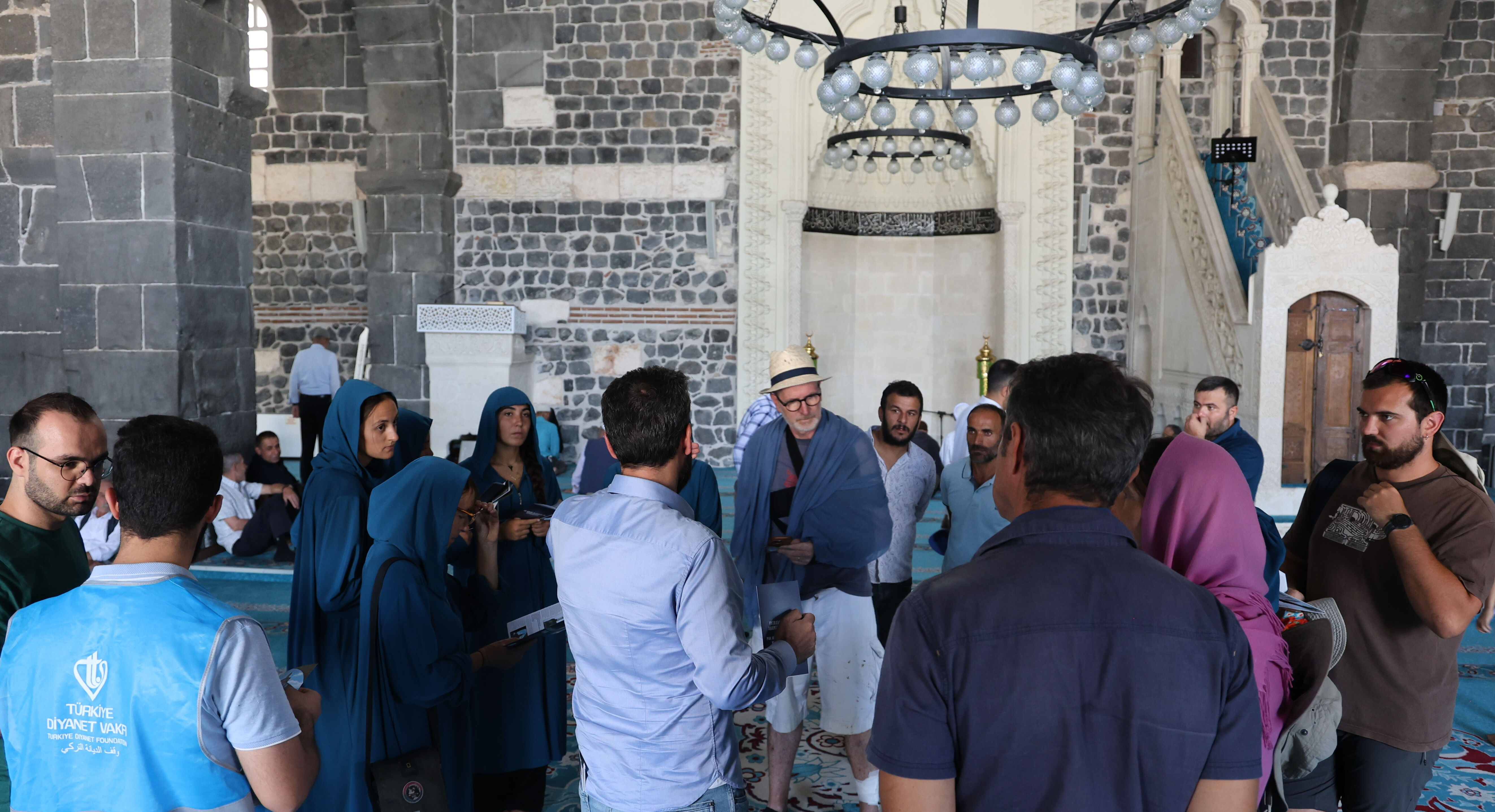 Diyarbakır'da 6 dilde İslam'ı anlatan rehber 14 kişinin Müslüman olduğuna şahitlik etti - 2. Resim