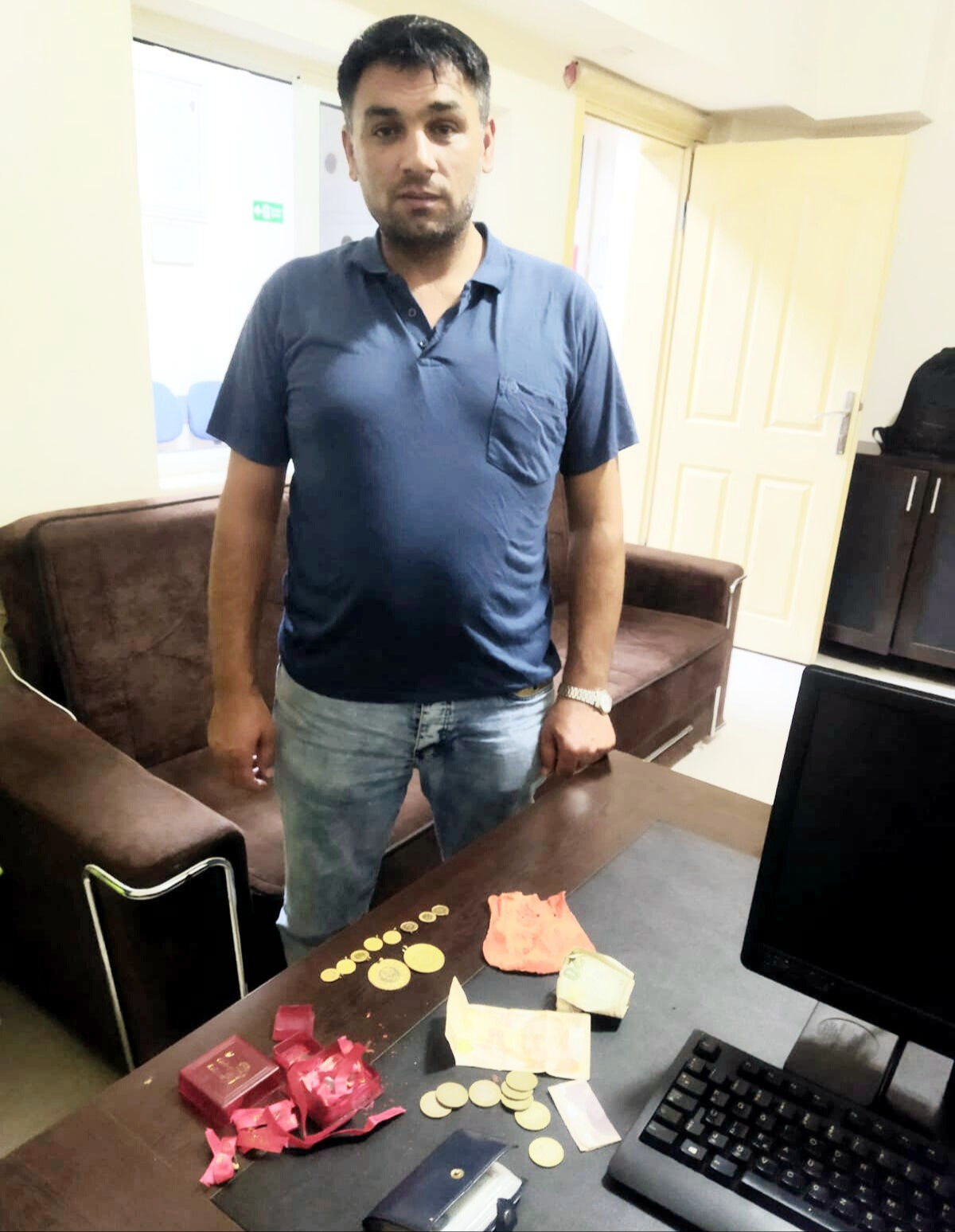 İçinde 500 bin TL olan çanta bulan esnaftan "İnsanlık ölmemiş" dedirten davranış İçinde 500 bin TL olan çanta bulan esnaftan "İnsanlık ölmemiş" dedirten davranış - 1. Resim