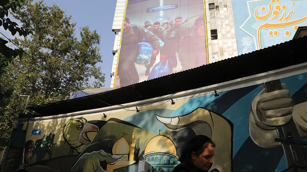 İran'ın başkenti Tahran intikam afişleriyle donatıldı İran'ın başkenti Tahran intikam afişleriyle donatıldı - 2. Resim