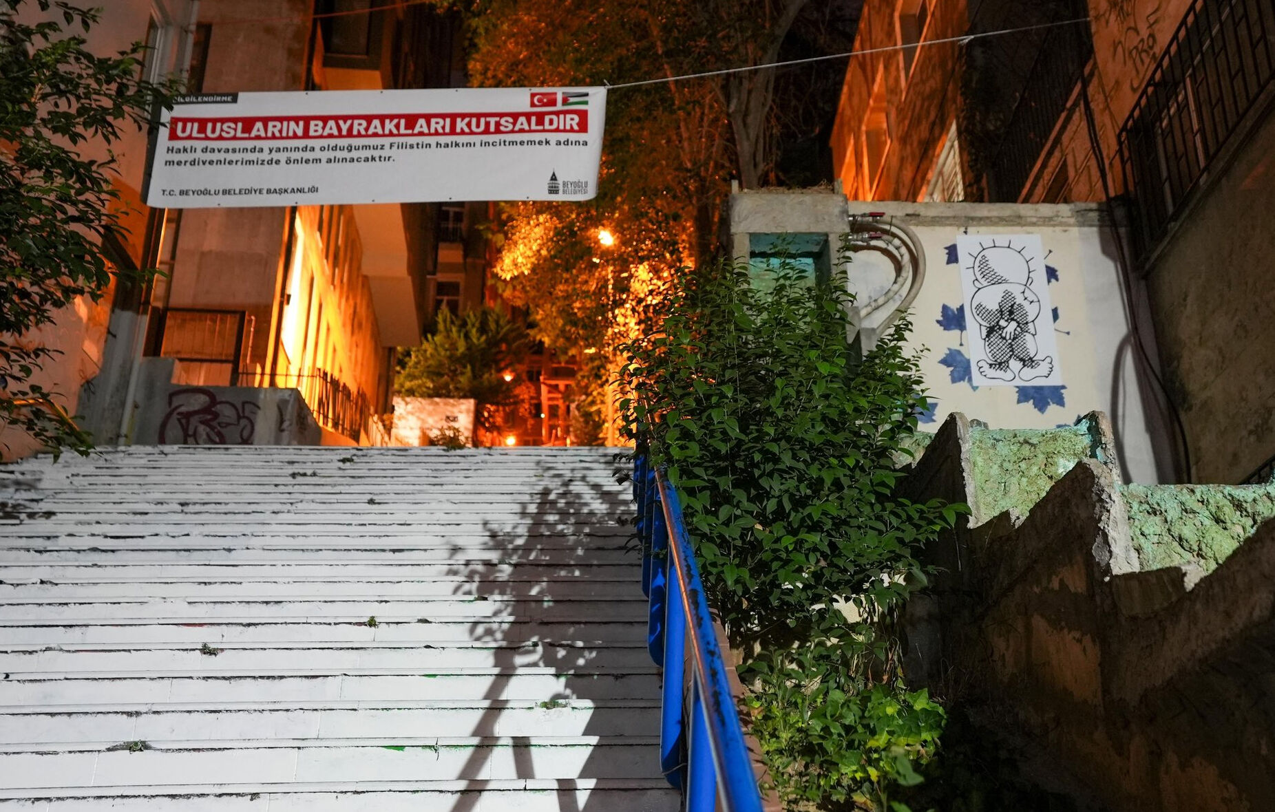 Merdivenlere Filistin bayrağı resmedilmişti! Beyaza boyandı, Beyoğlu Belediyesi'nden açıklama geldi Merdivenlere Filistin bayrağı resmedilmişti! Beyaza boyandı, Beyoğlu Belediyesi'nden açıklama geldi - 1. Resim