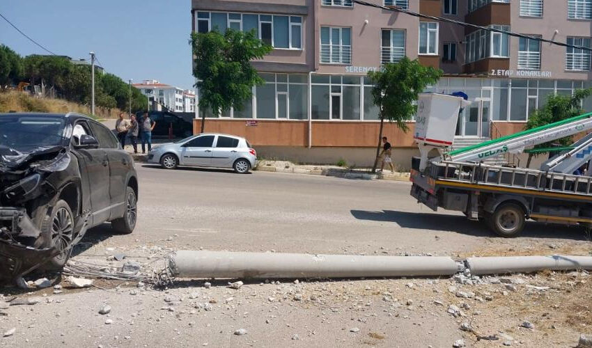 Motosiklet ile çarpışan Togg bariyerlere vurarak durabildi - 1. Resim