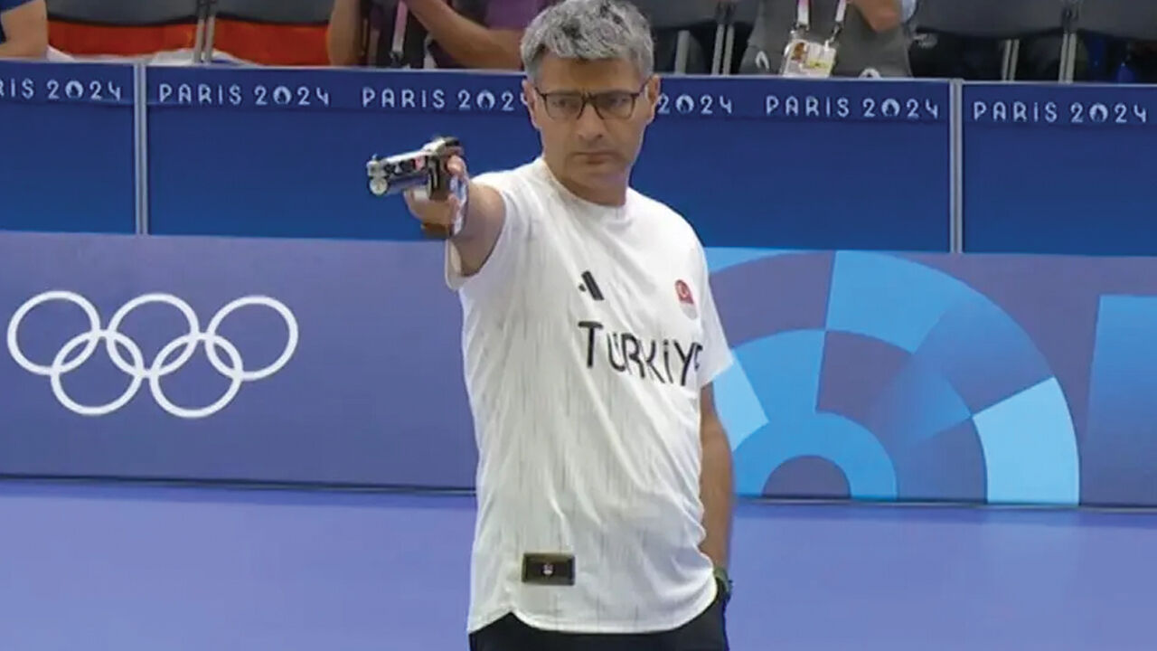 Olimpiyat ve dünya rekoru kıran Duplantis'den Yusuf Dikeç pozu Olimpiyat ve dünya rekoru kıran Duplantis'den Yusuf Dikeç pozu - 1. Resim