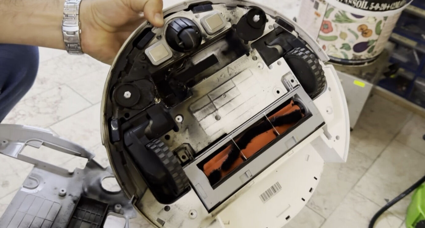 Şarja takılı robot süpürge bomba gibi patladı - 1. Resim